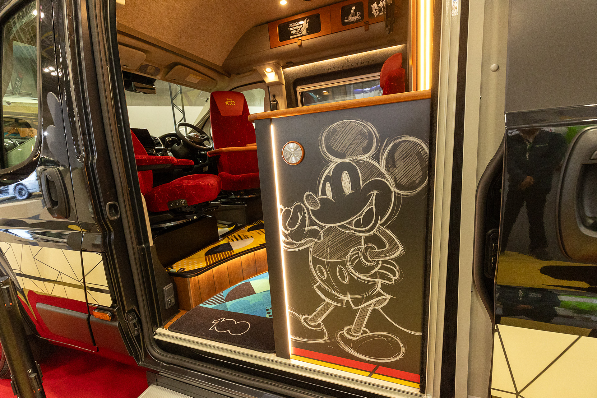 スライドドアを開けるとミッキーマウスのイラストが。古い映画館をモチーフにしたインテリアなので、告知用の黒板にチョークで描いたような仕上げ