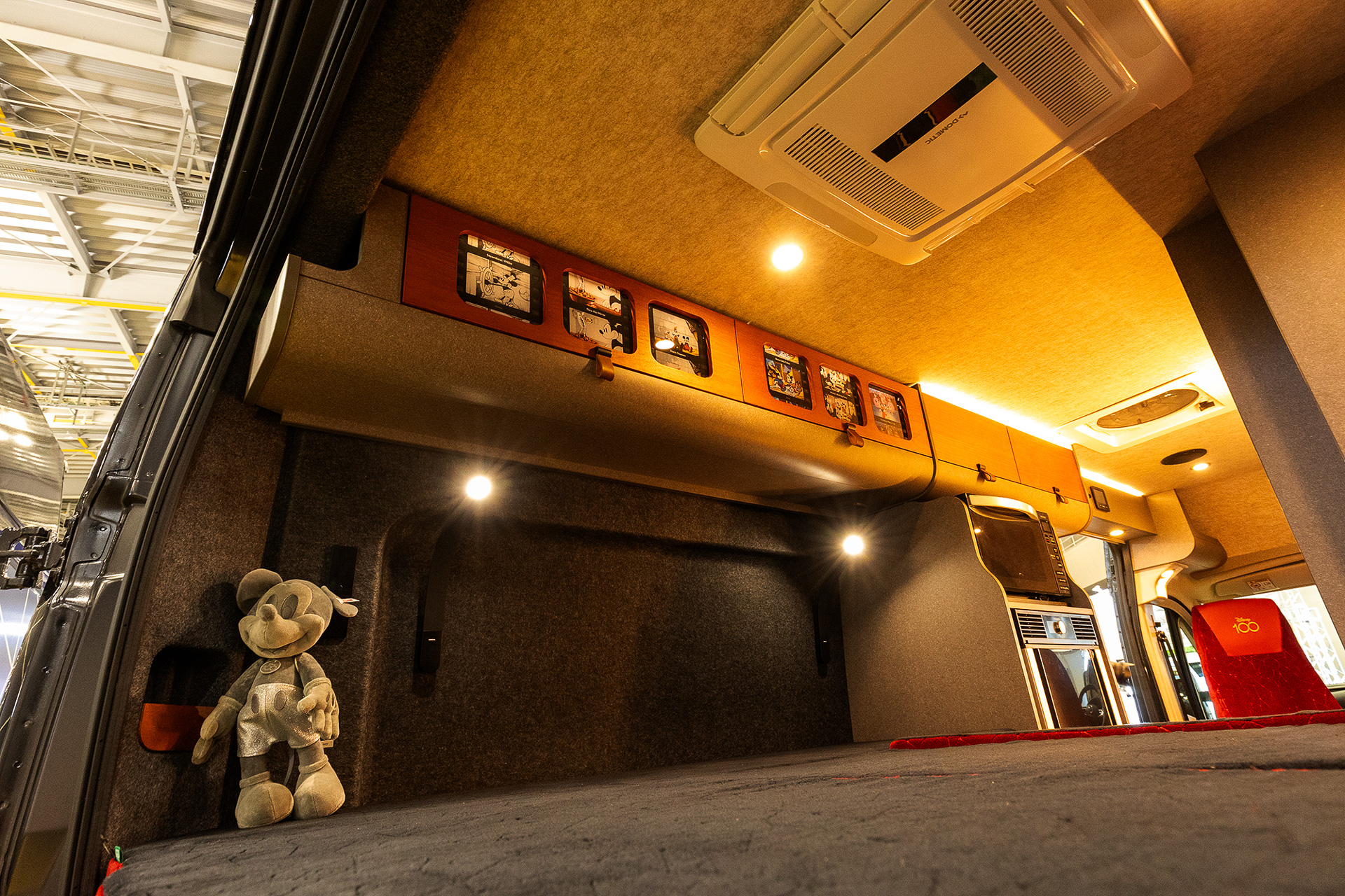 ベッドルーム。「蒸気船ウィリー」からスタートしたディズニー作品のポジフィルムを公開順にデザインしたアッパーボックス