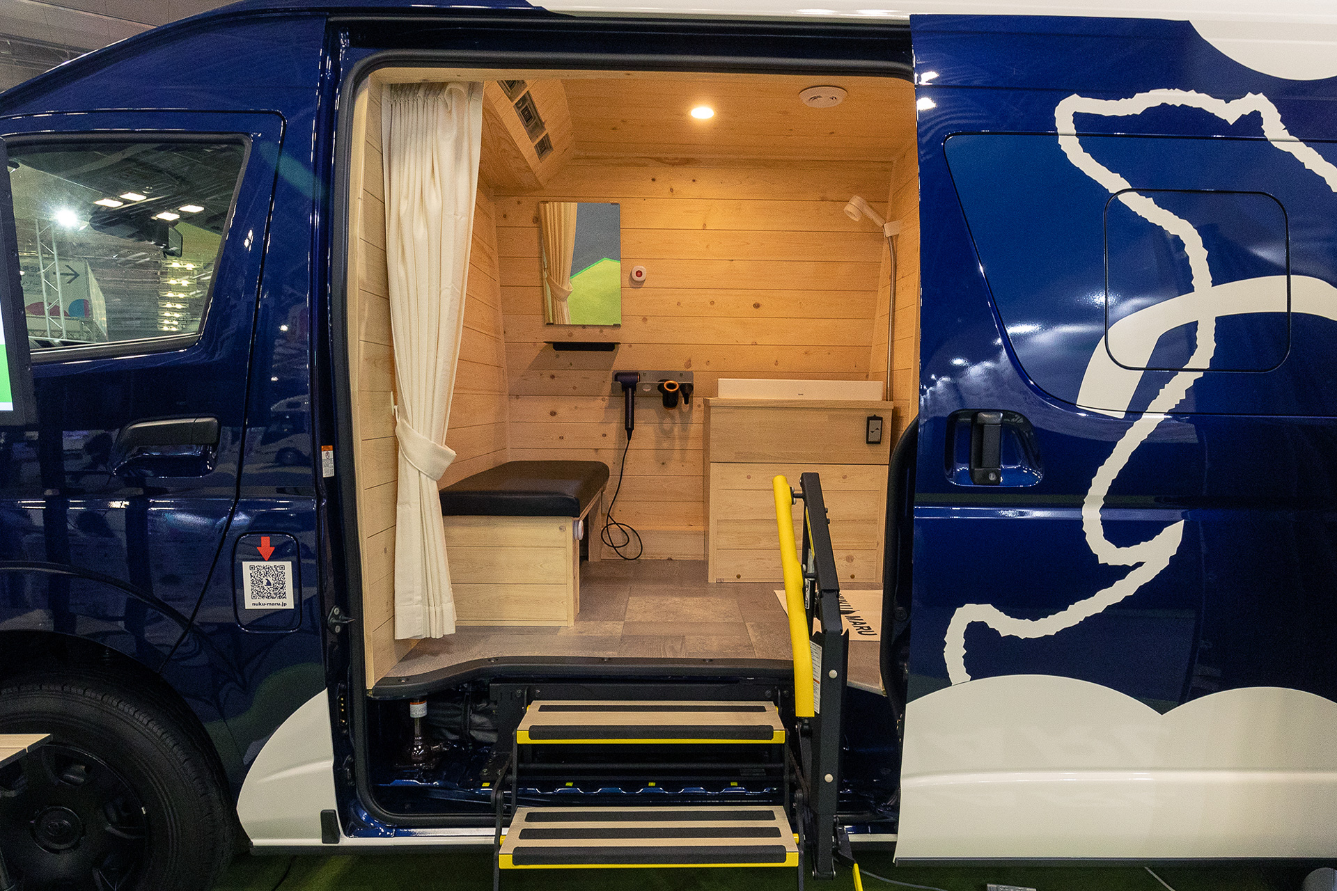 リアのスライドドアを開けると脱衣スペースやシャワー台が見える