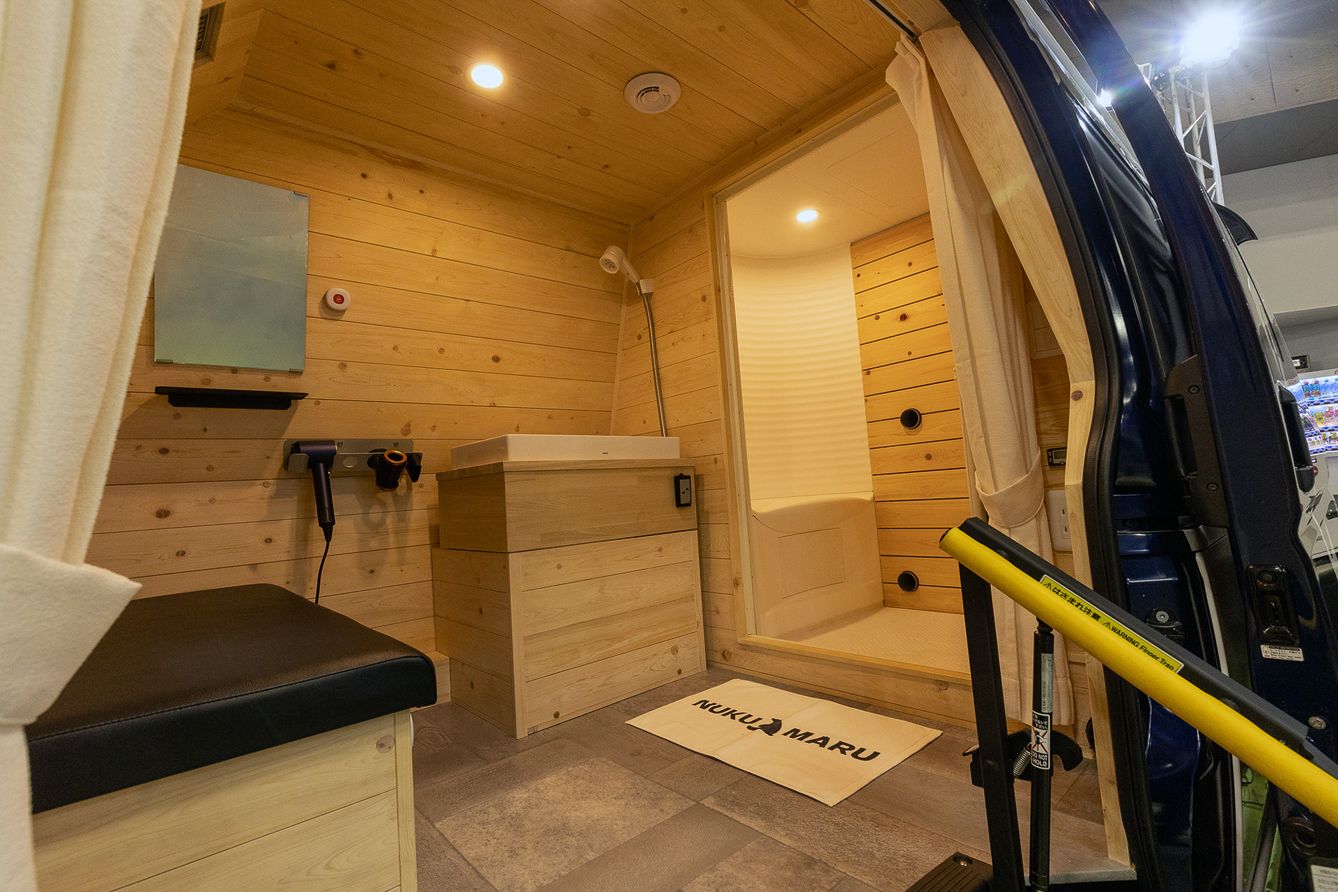 奥に見えるのがミストサウナルーム