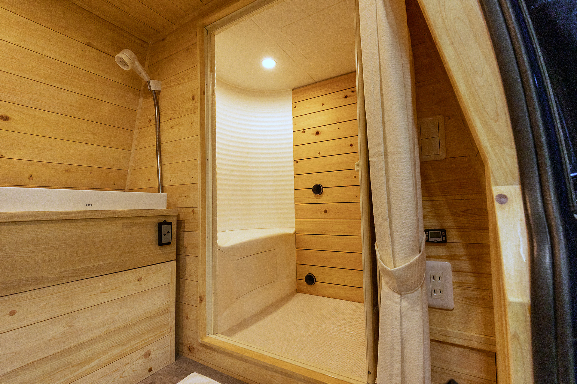 1人あたりの入浴で使う水の量は約330mLと少量だが、これで十分暖まり、肌も清潔にできるという