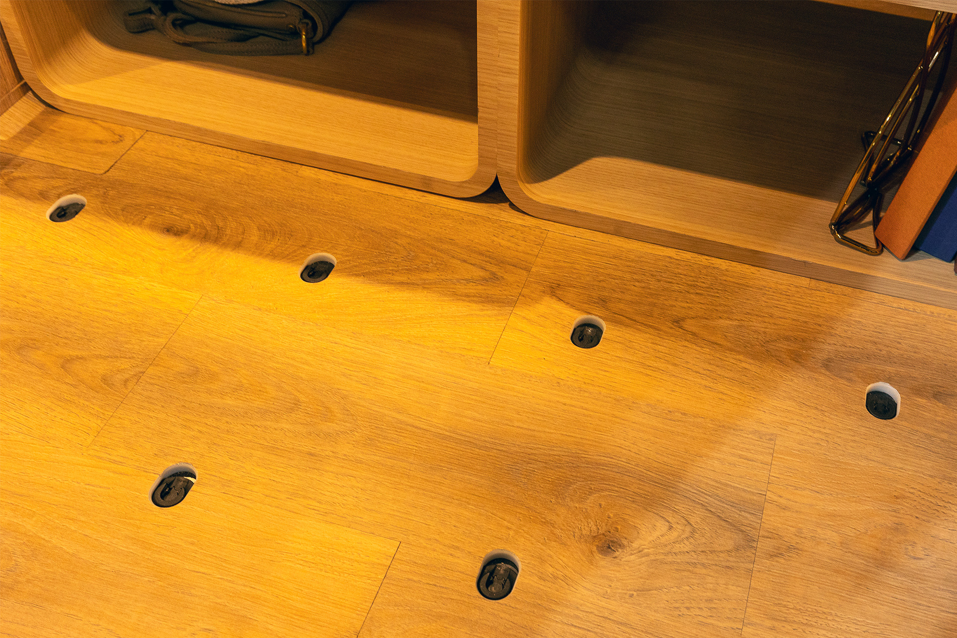 モジュールについている「ツメ」を差し込みスライドさせることで固定する