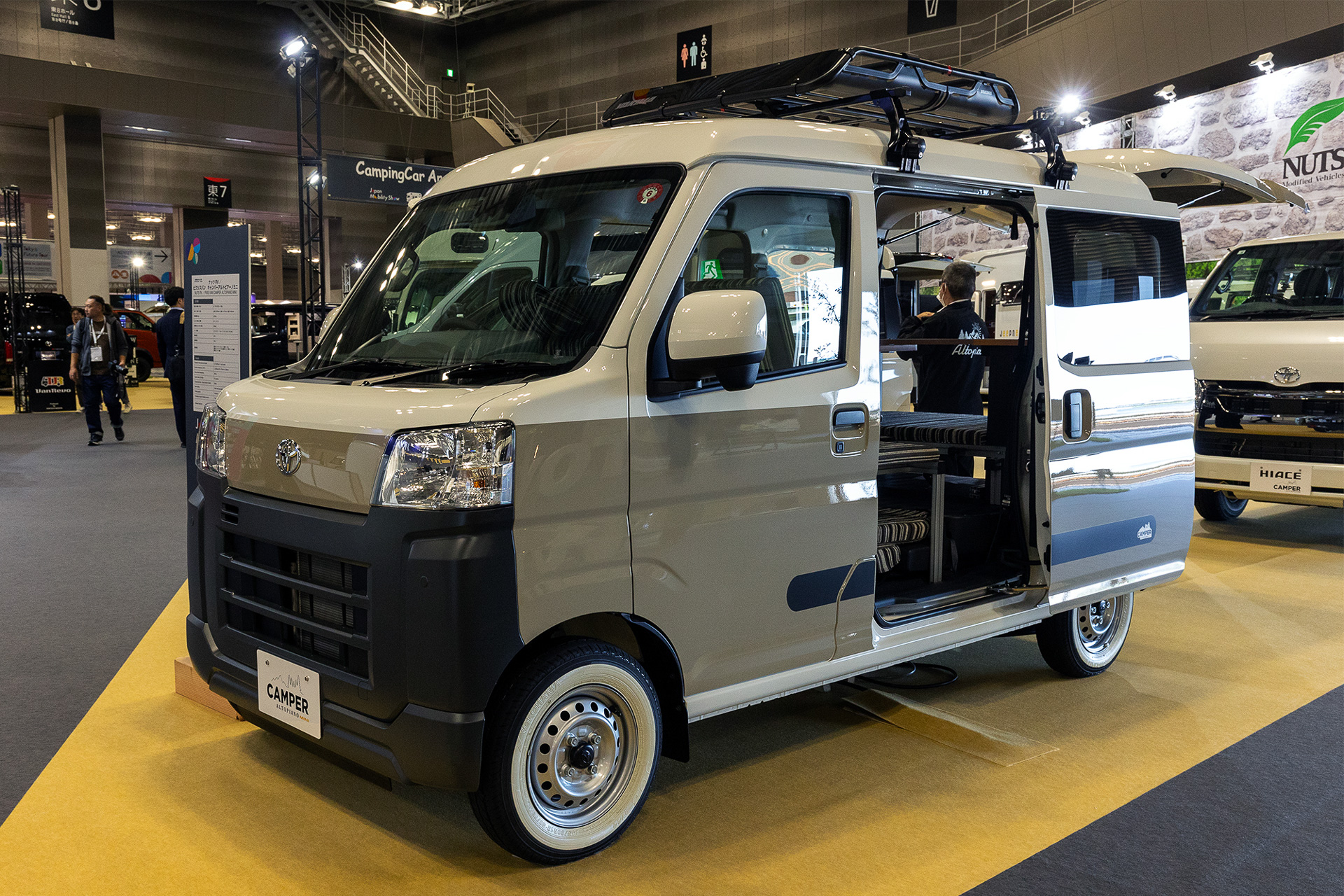 「ピクシスバン キャンパーアルトピアーノミニ」。ダイハツのハイゼットと同じ「ピクシス」がベース