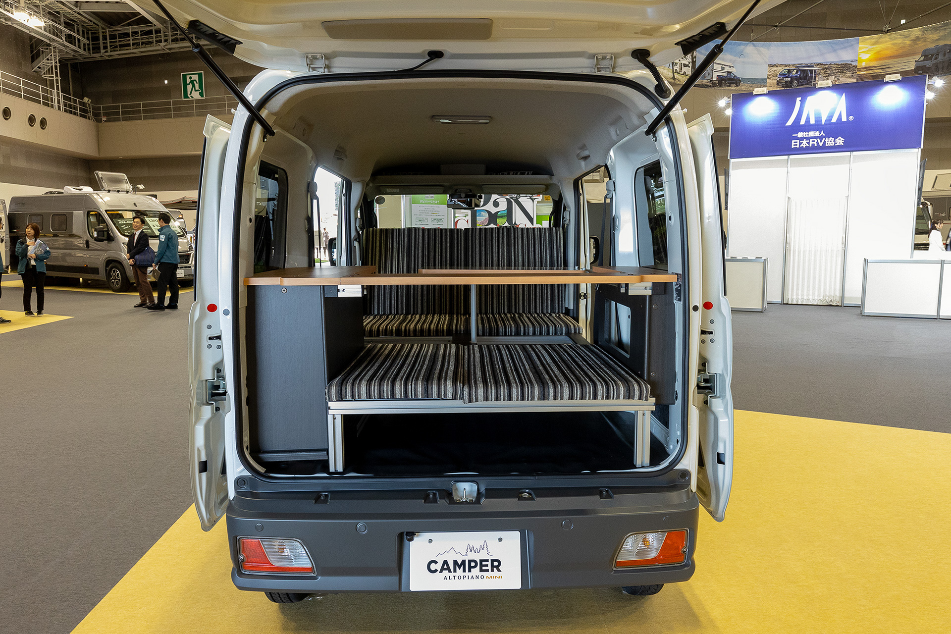 コーナーにキャビネットがあるので横幅が犠牲になっている。大人2人が並んで寝るのはぎりぎり