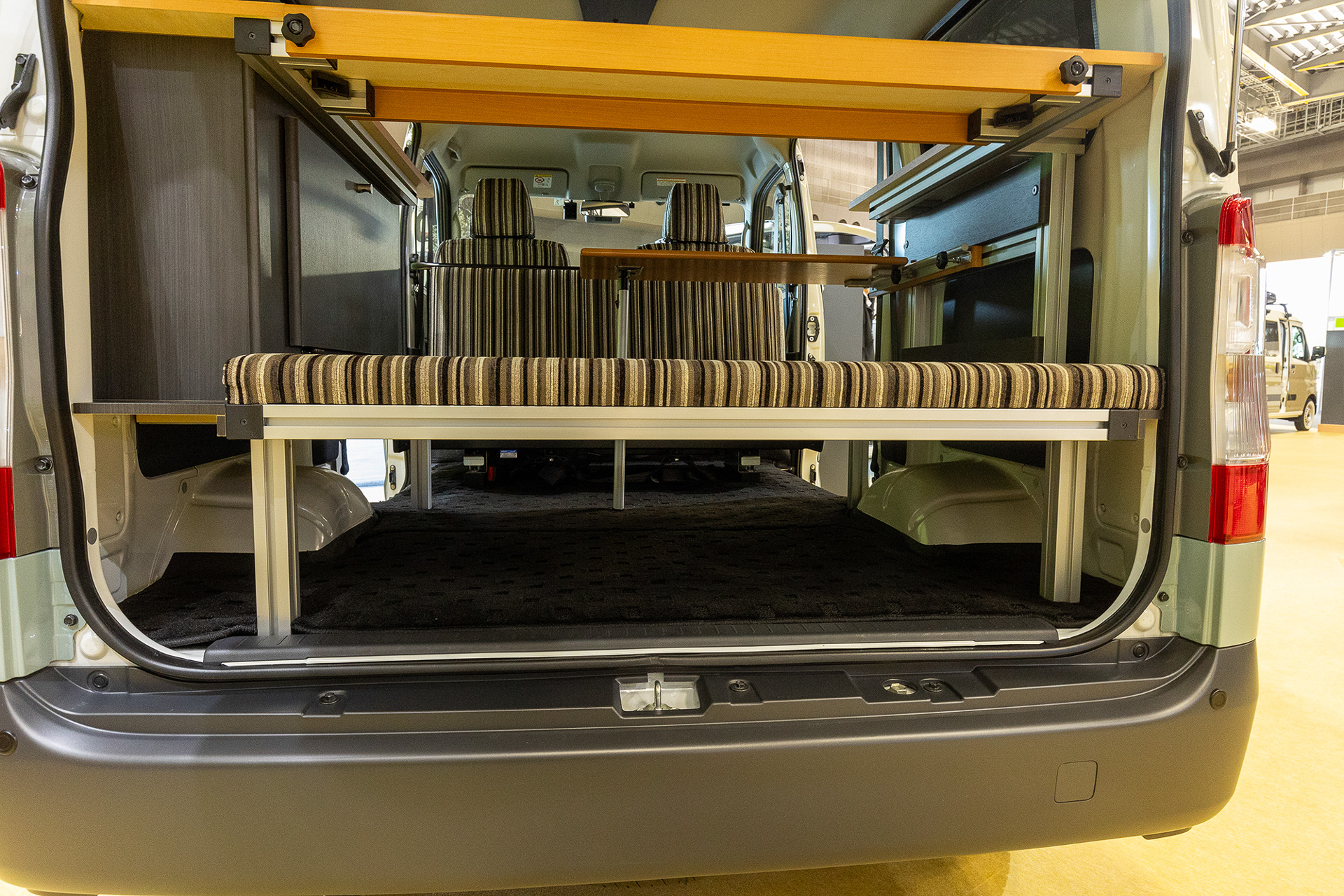 こちらがタウンエースバンベースのキャンパーアルトの床下。小型キャンパーでは荷物の置き場があるかがとても重要なので、2人で使う、連泊をするという場合は普通車サイズの方が便利