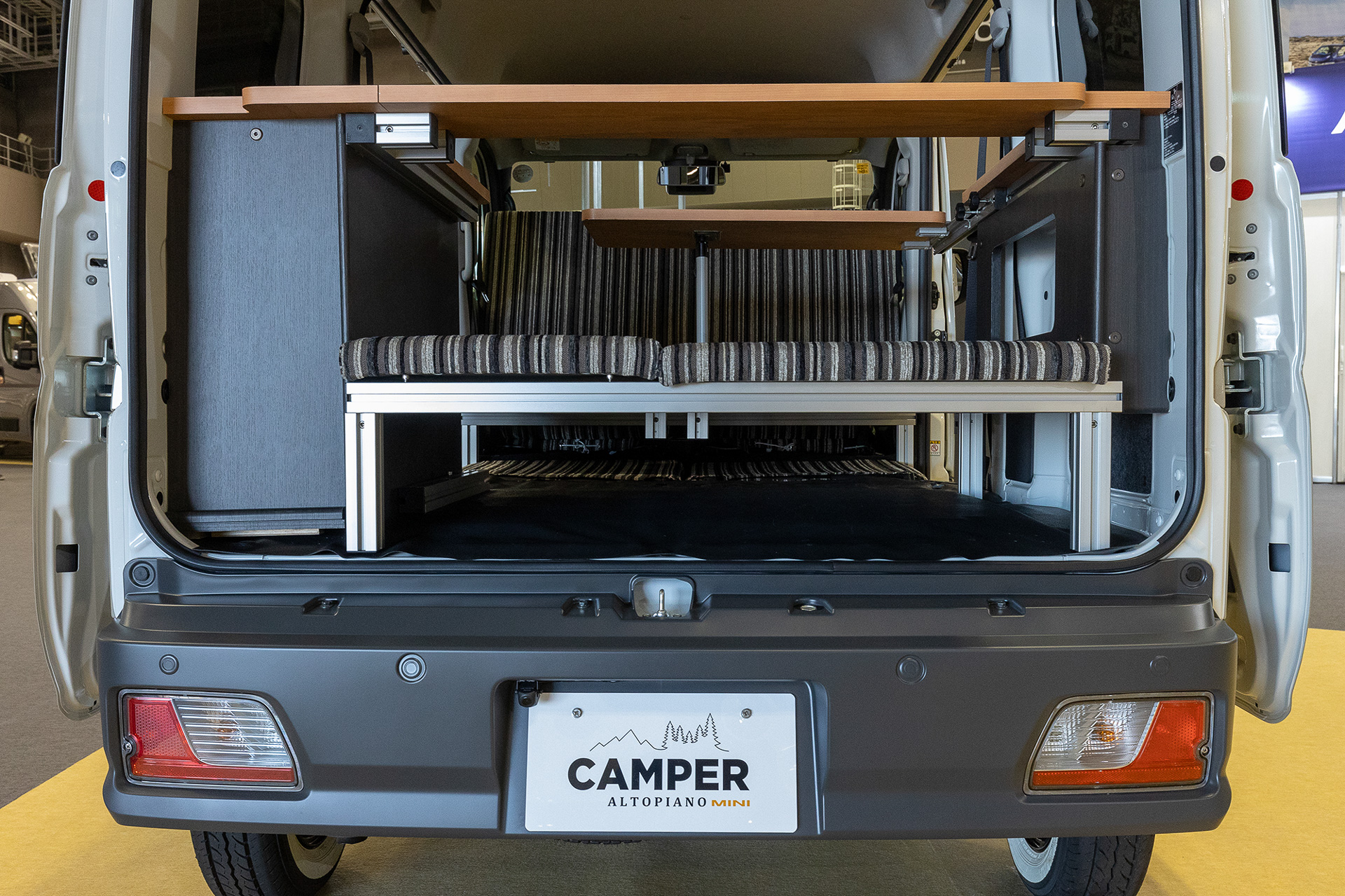 ピクシスベースのキャンパーアルトミニ。床下の高さがない。ソロでの利用なら問題ないと思うが2人だと季節や泊数によっては不便を感じるかもしれないので、迷ったらキャンパーアルトを選ぶ方がいいかも。サイズもコンパクトだし、維持費も安い