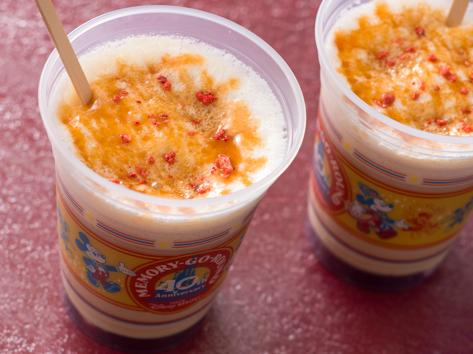 「カフェ・オーリンズ」の「ベリーキャラメルラテ」（800円）