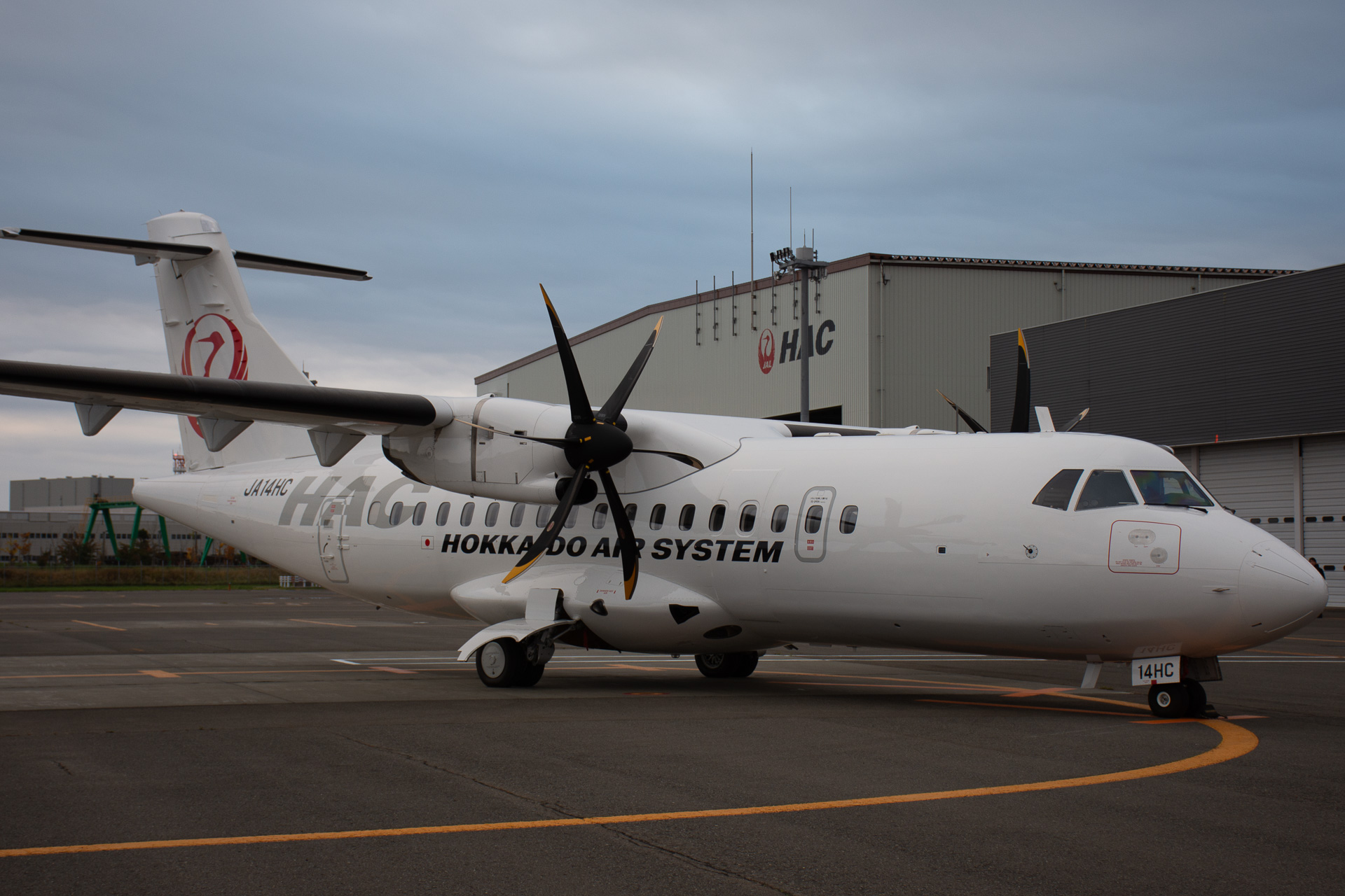 HACのATR 42-600型機の4号機（登録記号：JA14HC）