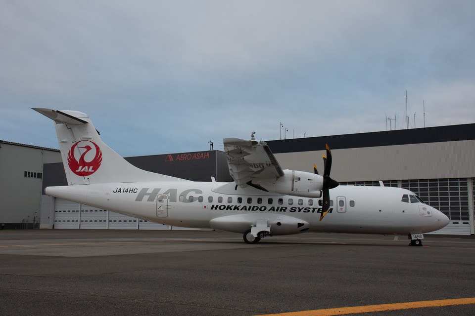 北海道エアシステム HAC ATR42-600 木製モデルプレーン秋田空港モデル 道産木材で作ったHAC ATR42-600のモデルプレーン登場。函館