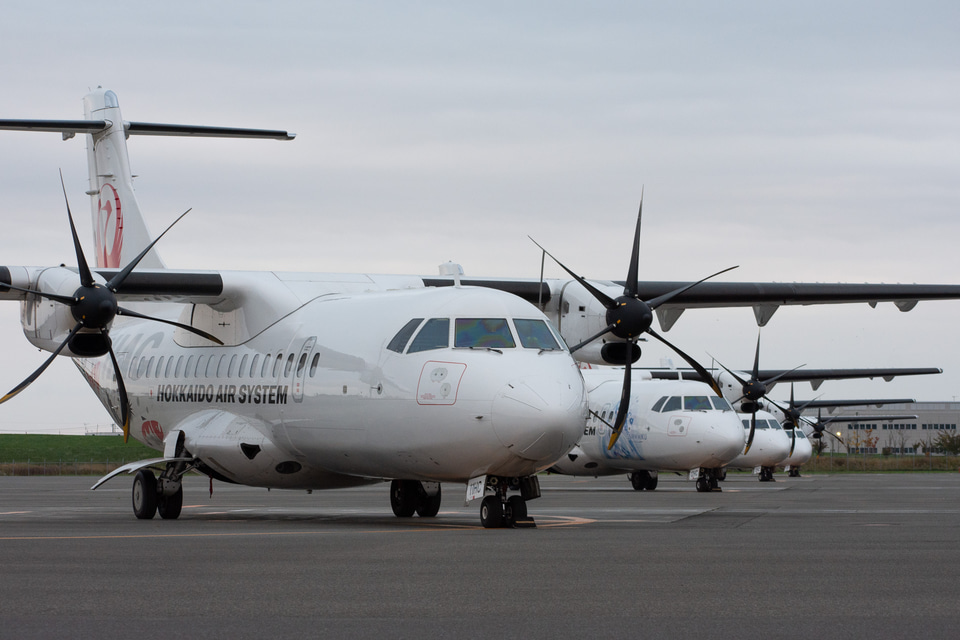 JAL＆HAC、北海道産木材を活用したHAC ATR42-600の木製モデル