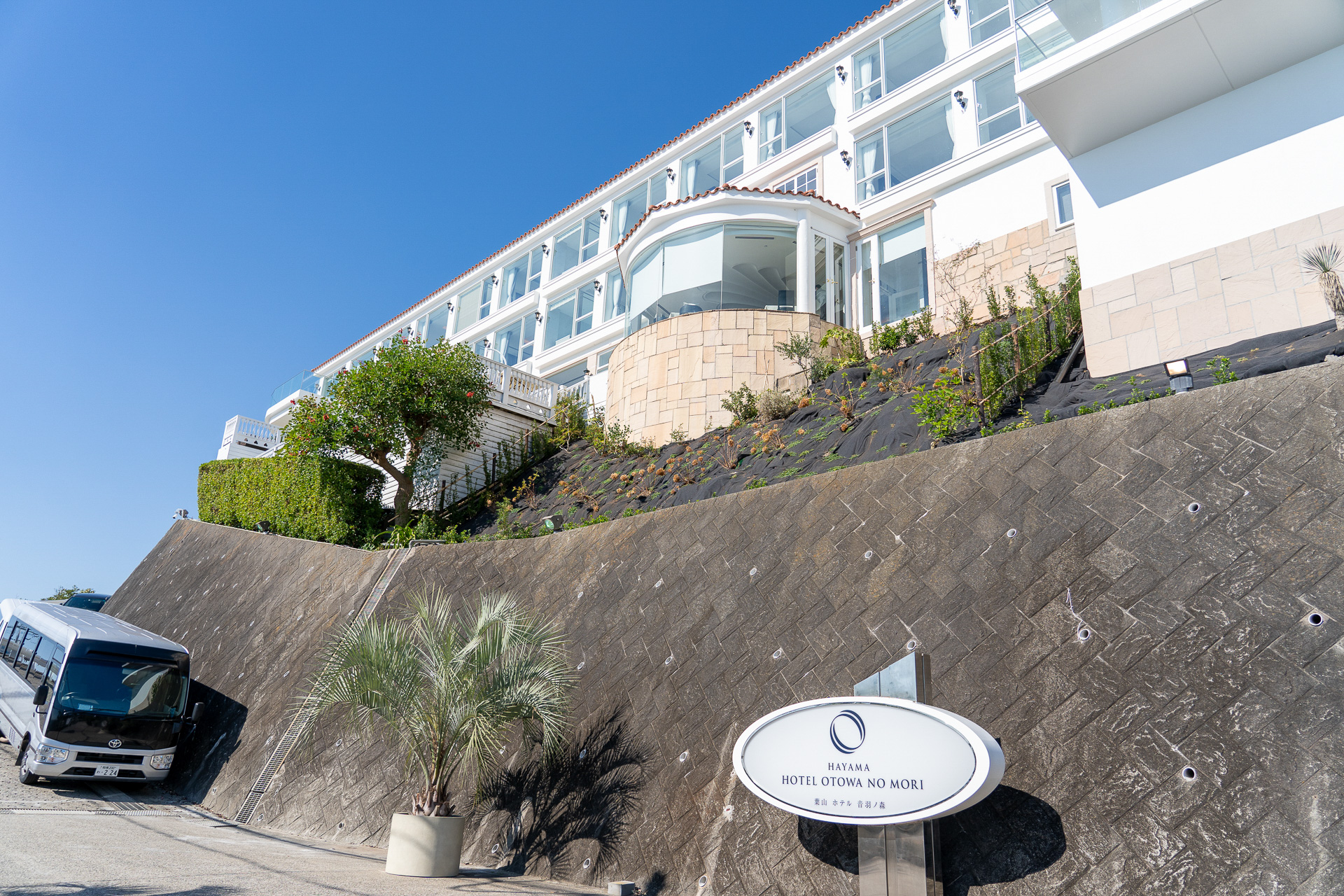 高台に建つ3階建ての白いホテル