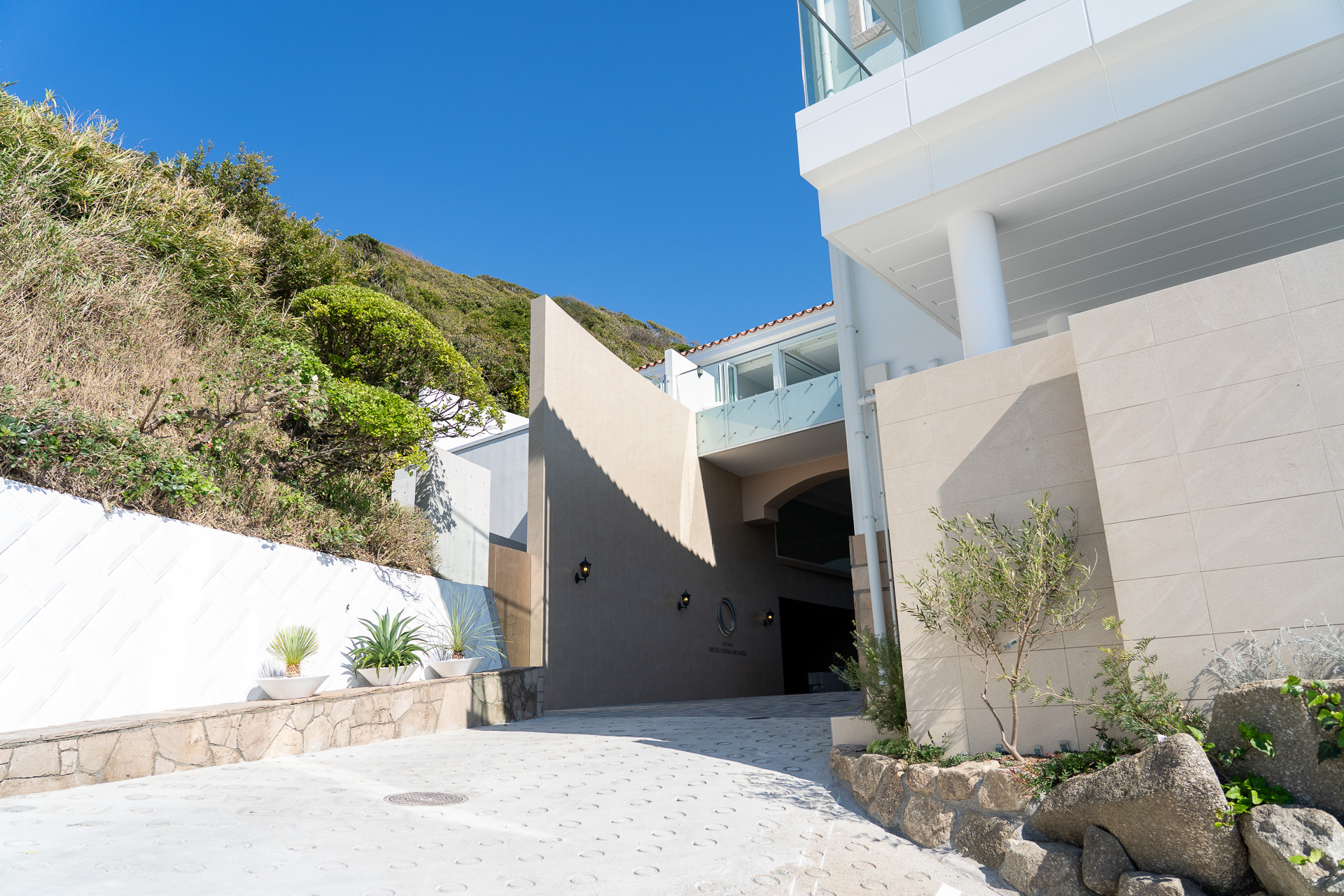 坂をあがっていくと1階のエントランス