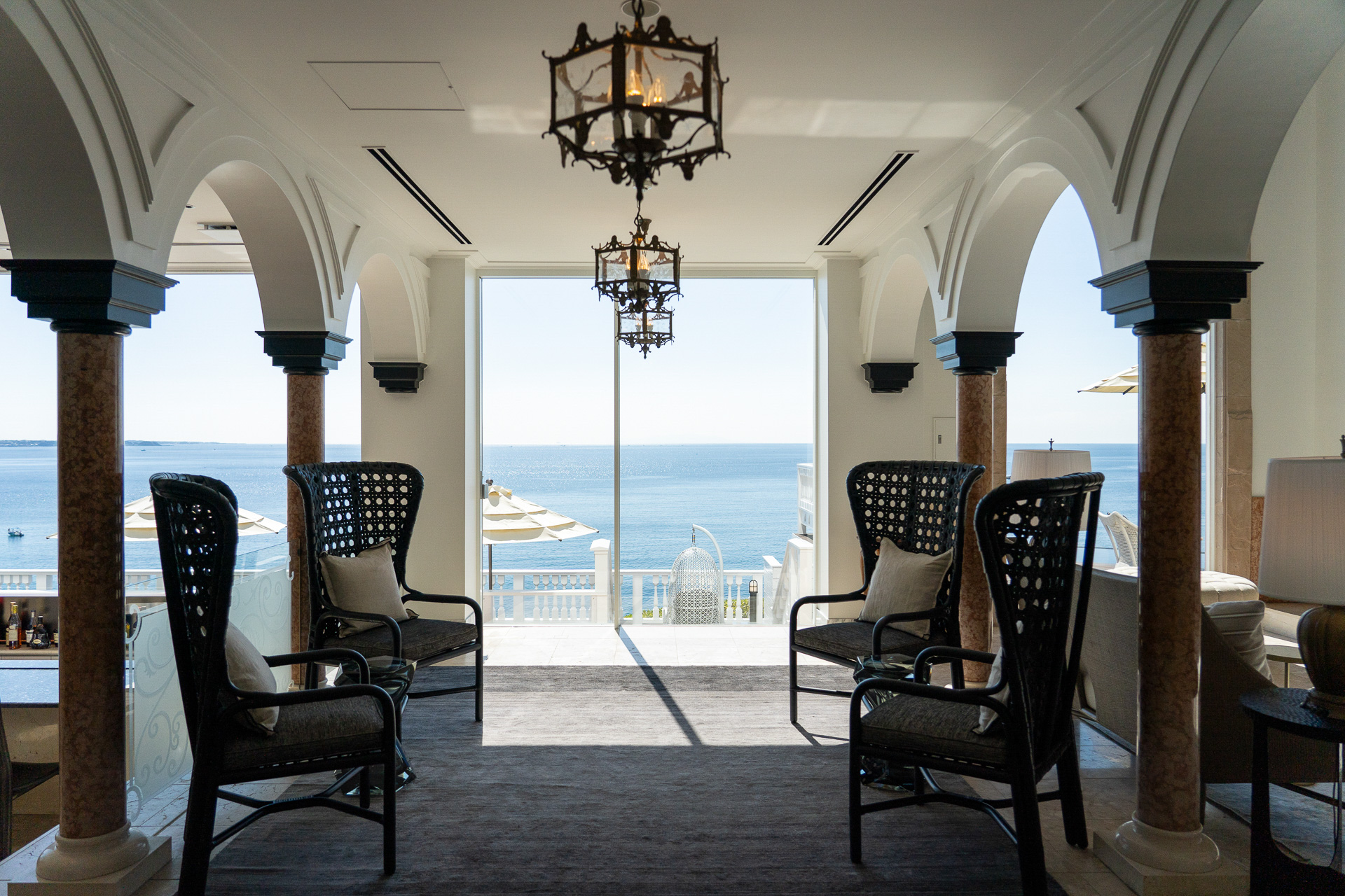 館内に一歩足を踏み入れると青い水平線が見える