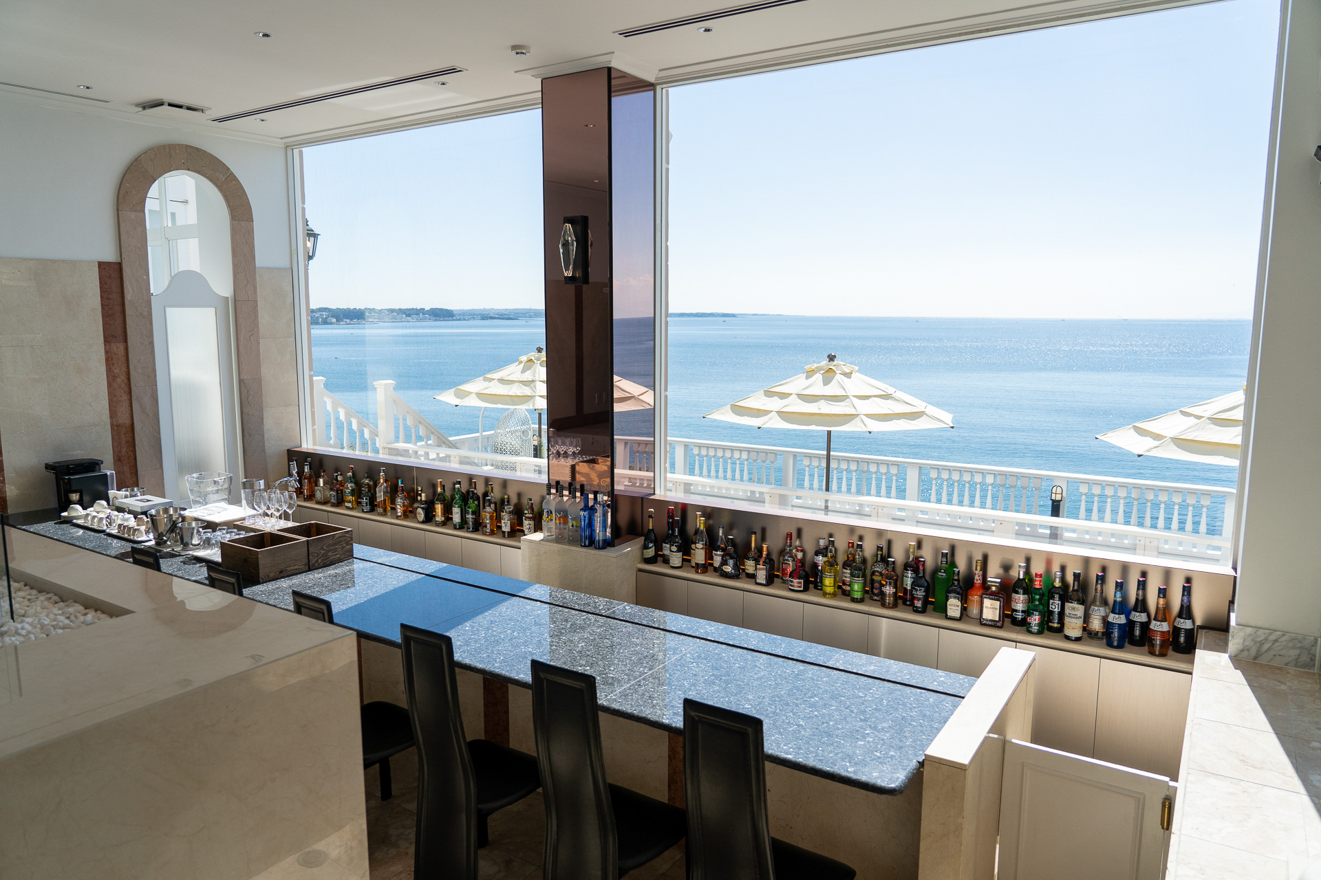 ロビーラウンジにはバー