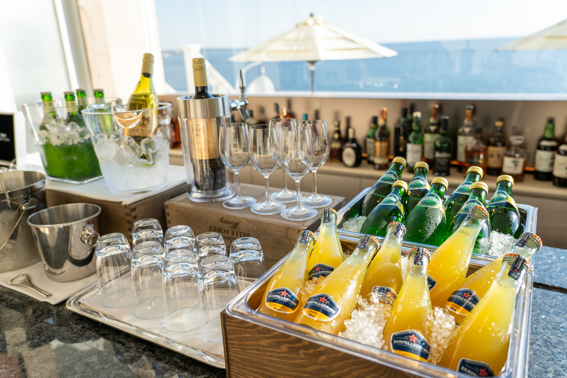 ロビーラウンジのドリンクはフリーフロー。夜はアルコールも