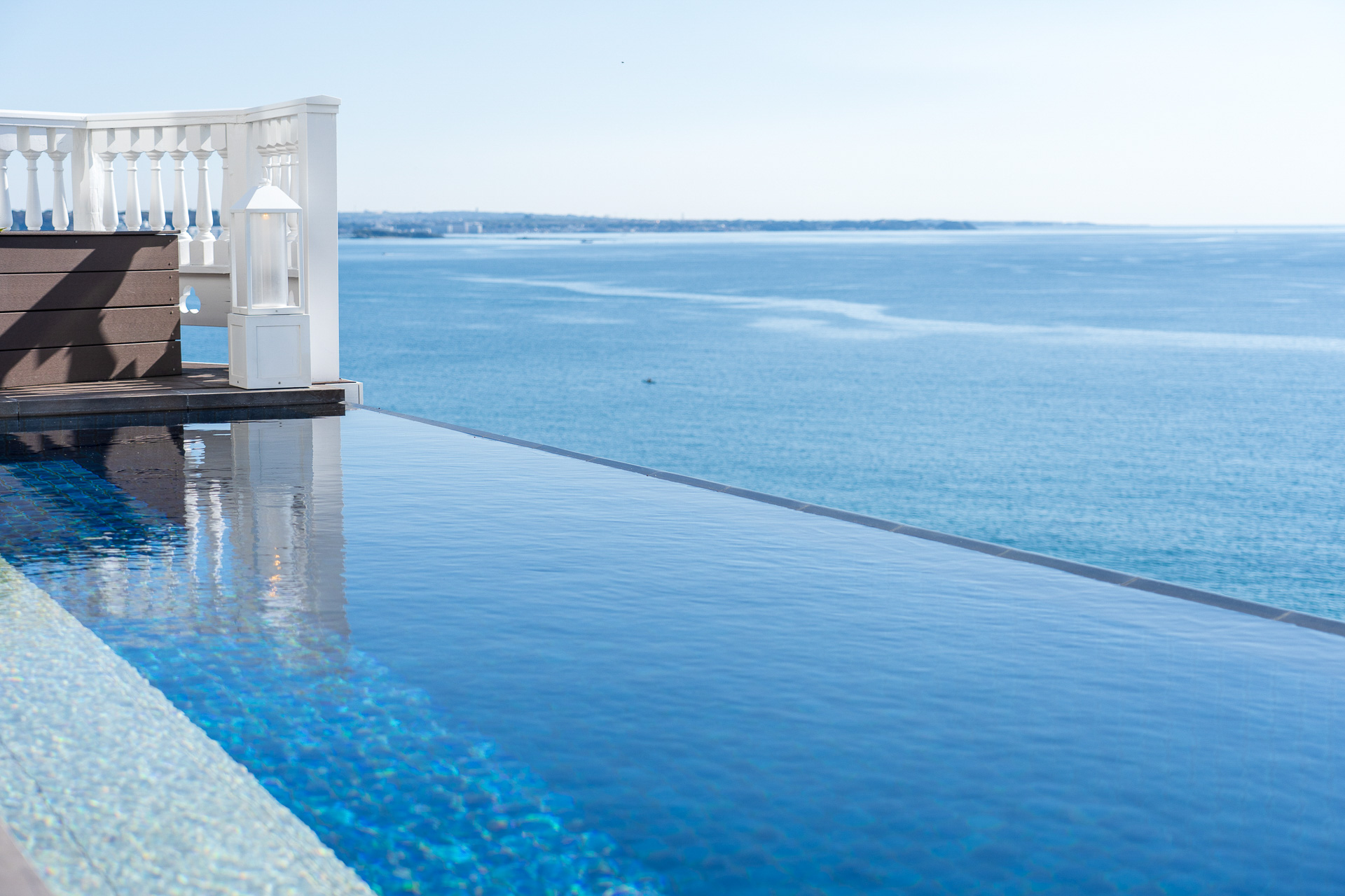 目の前の水平線と一体化しているようなインフィニティスパだ