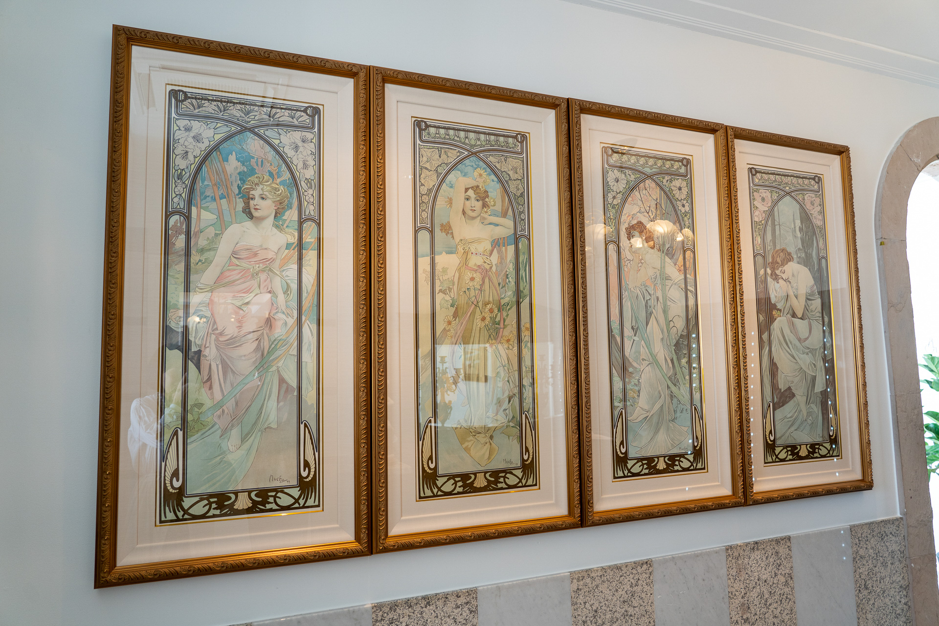 チェコの画家ミュシャの作品も