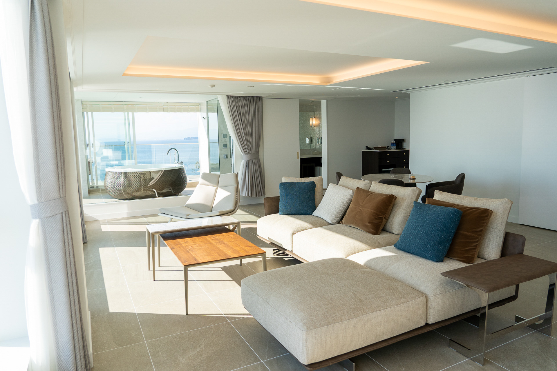 バルコニーからは富士山、伊豆半島、箱根連山、三浦半島の180度の大パノラマ