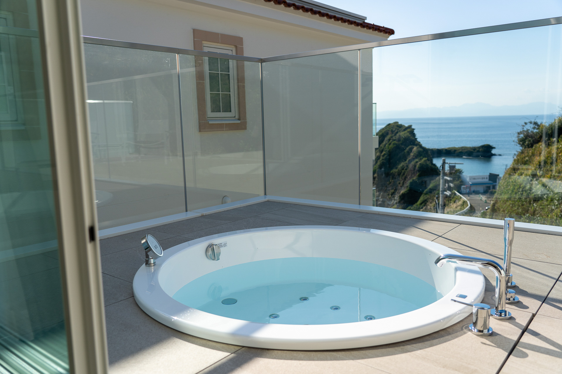 ジャグジーもいいが、バスルームにある楕円形のバスタブもいい感じ