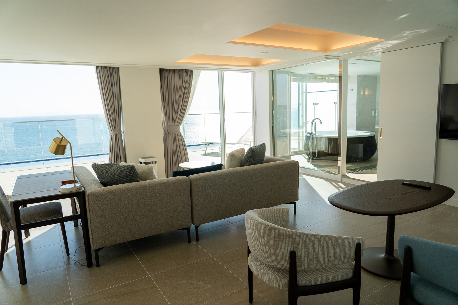 贅沢な広さのバルコニーにはサマーベッド