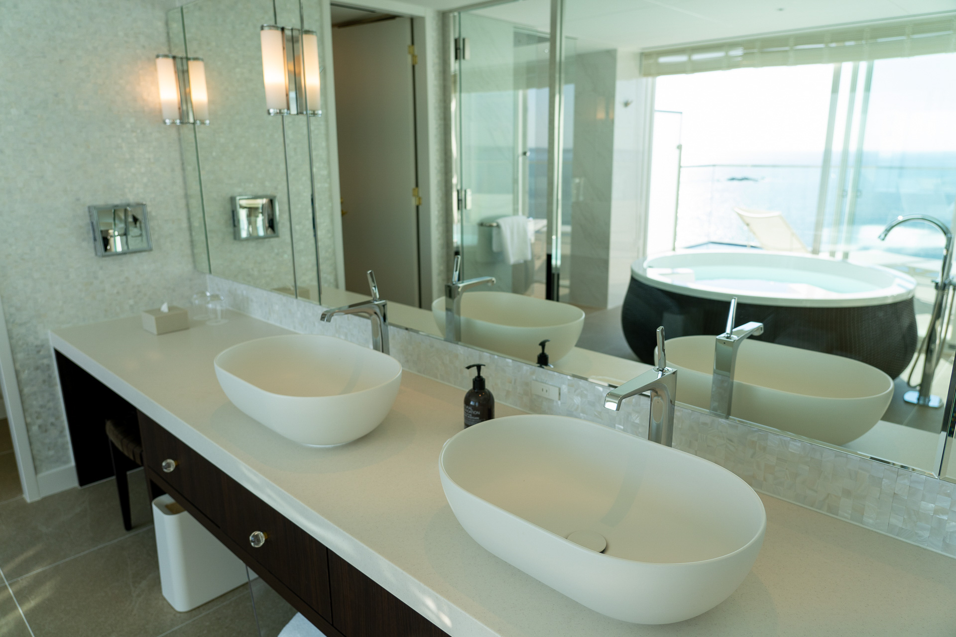 贅沢な広さのバルコニーにはサマーベッド