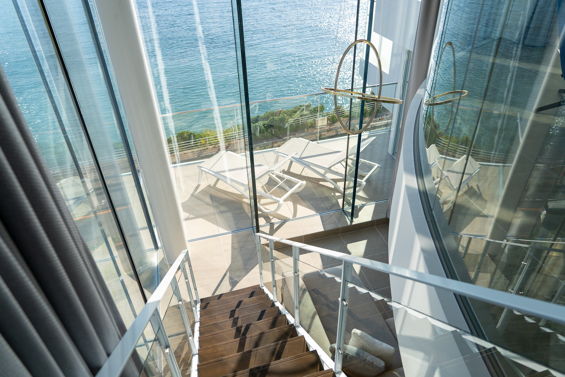 上下階をつなぐ階段。ベッドルームやソファ、バスルームは下階にある