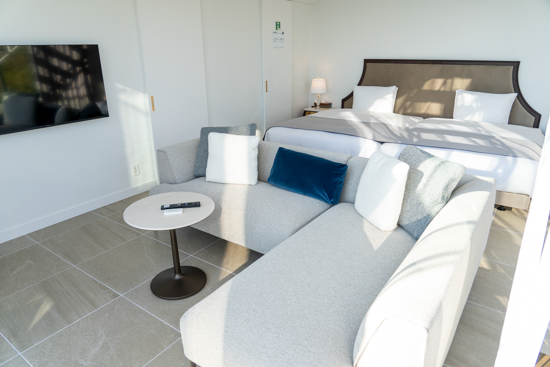 上下階をつなぐ階段。ベッドルームやソファ、バスルームは下階にある