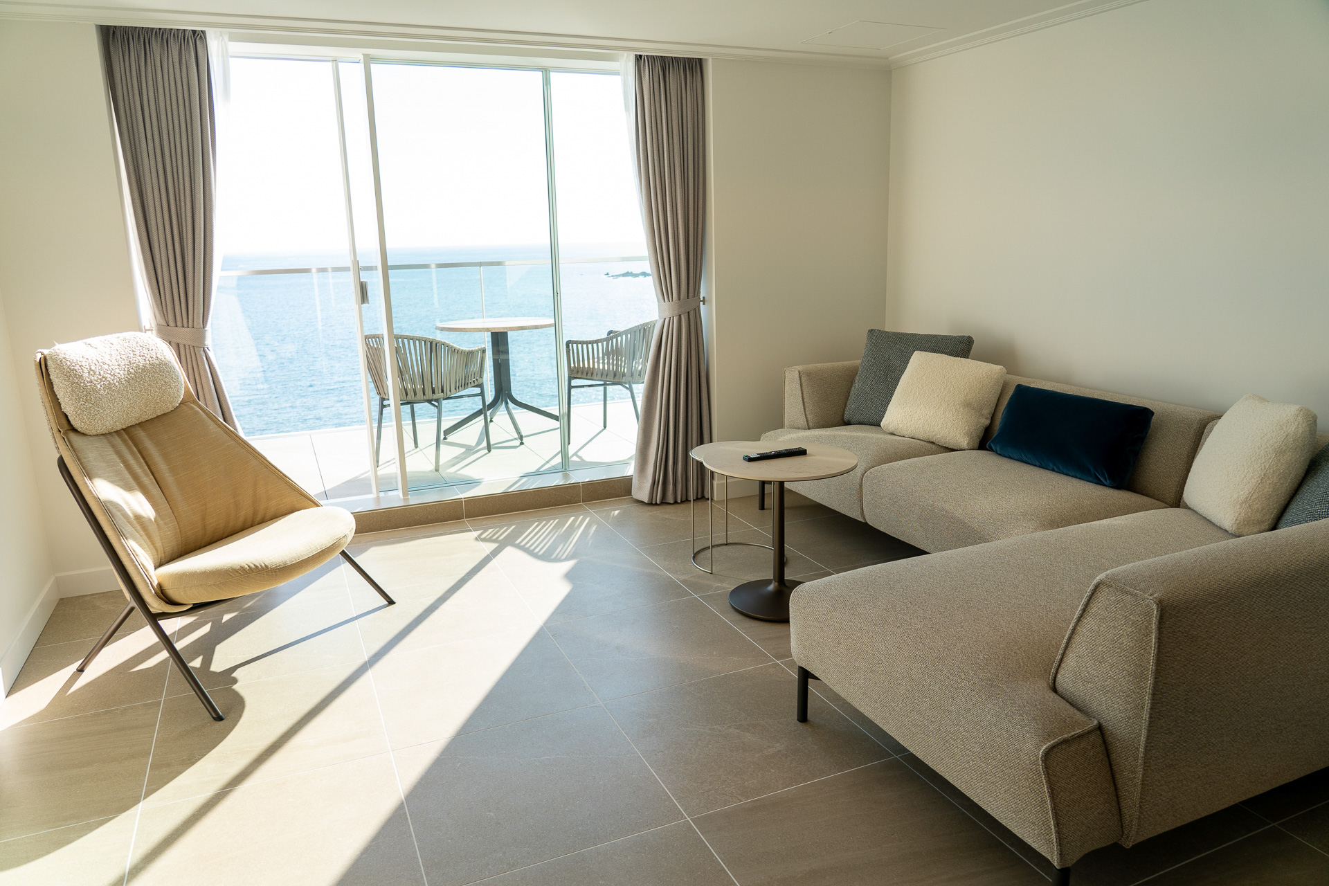 海へのつながりを感じされる縦長の客室。ベッドは海側ではなく入り口に近い側に