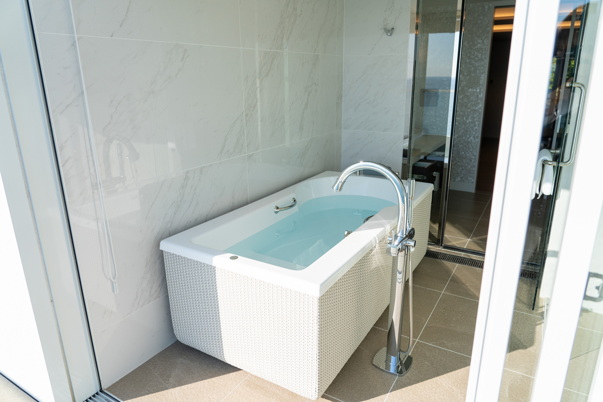 海へのつながりを感じされる縦長の客室。ベッドは海側ではなく入り口に近い側に