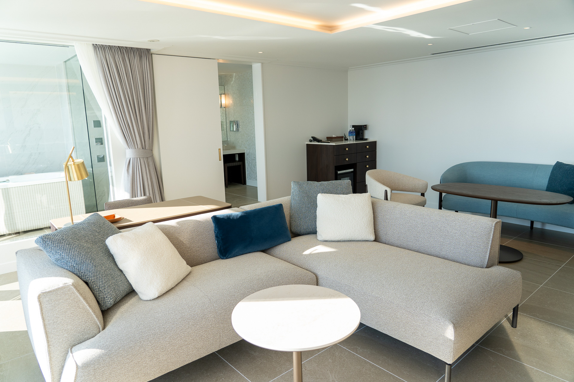 共通のテーブル＆チェアセットは個人的にこの部屋の置き場所が一番気に入った