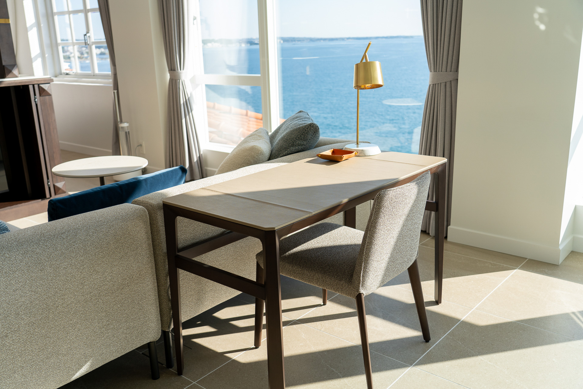 共通のテーブル＆チェアセットは個人的にこの部屋の置き場所が一番気に入った