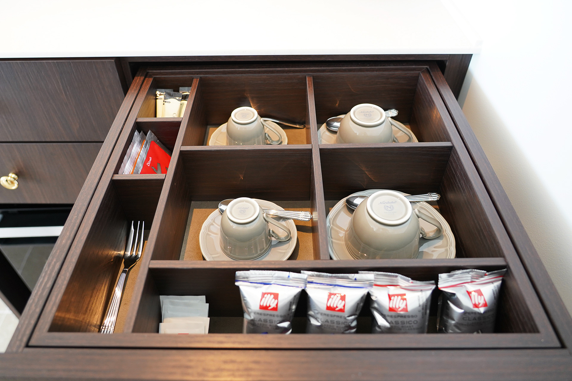 コーヒーメーカーは「illy」