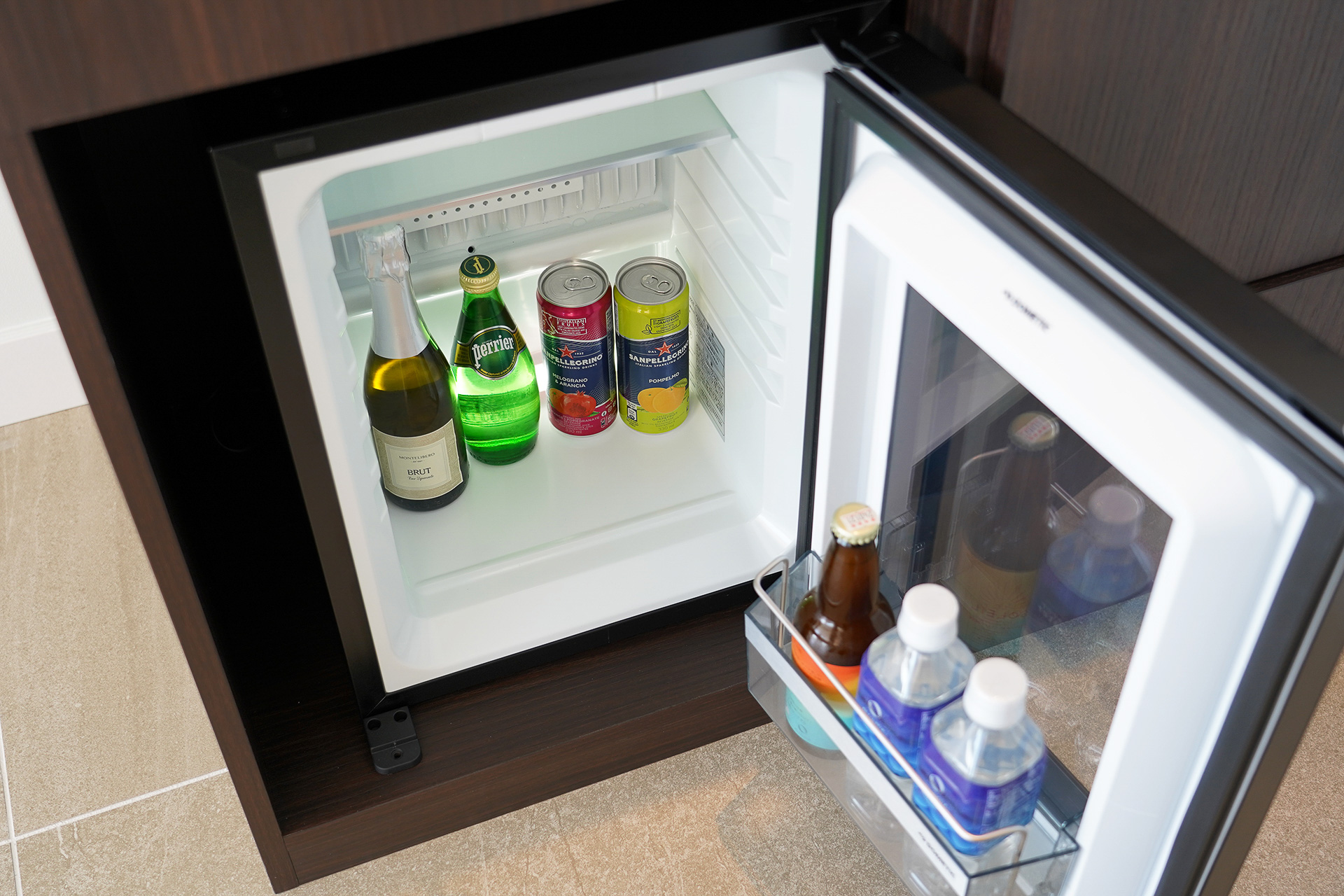 ホテルオリジナルクラフトビールなどが入ったミニバーは無料