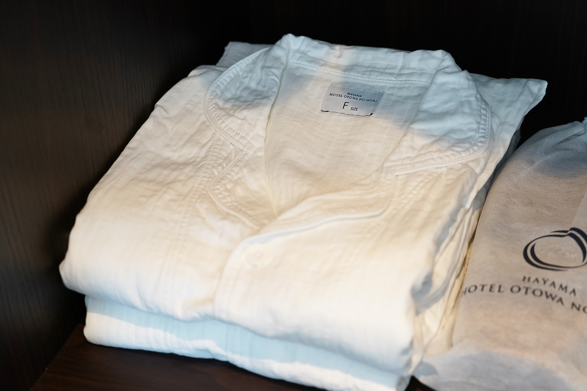 着心地よさそうなナイトウェア。バスローブもある