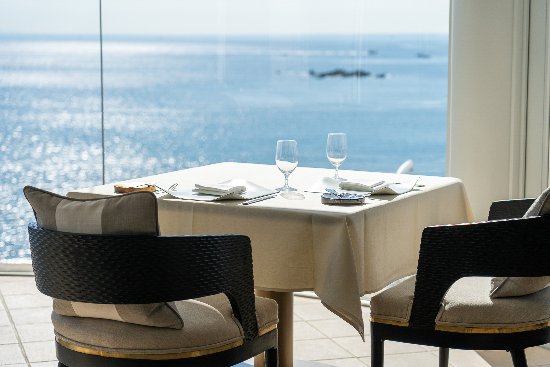 海を目の前にして美食を楽しめる