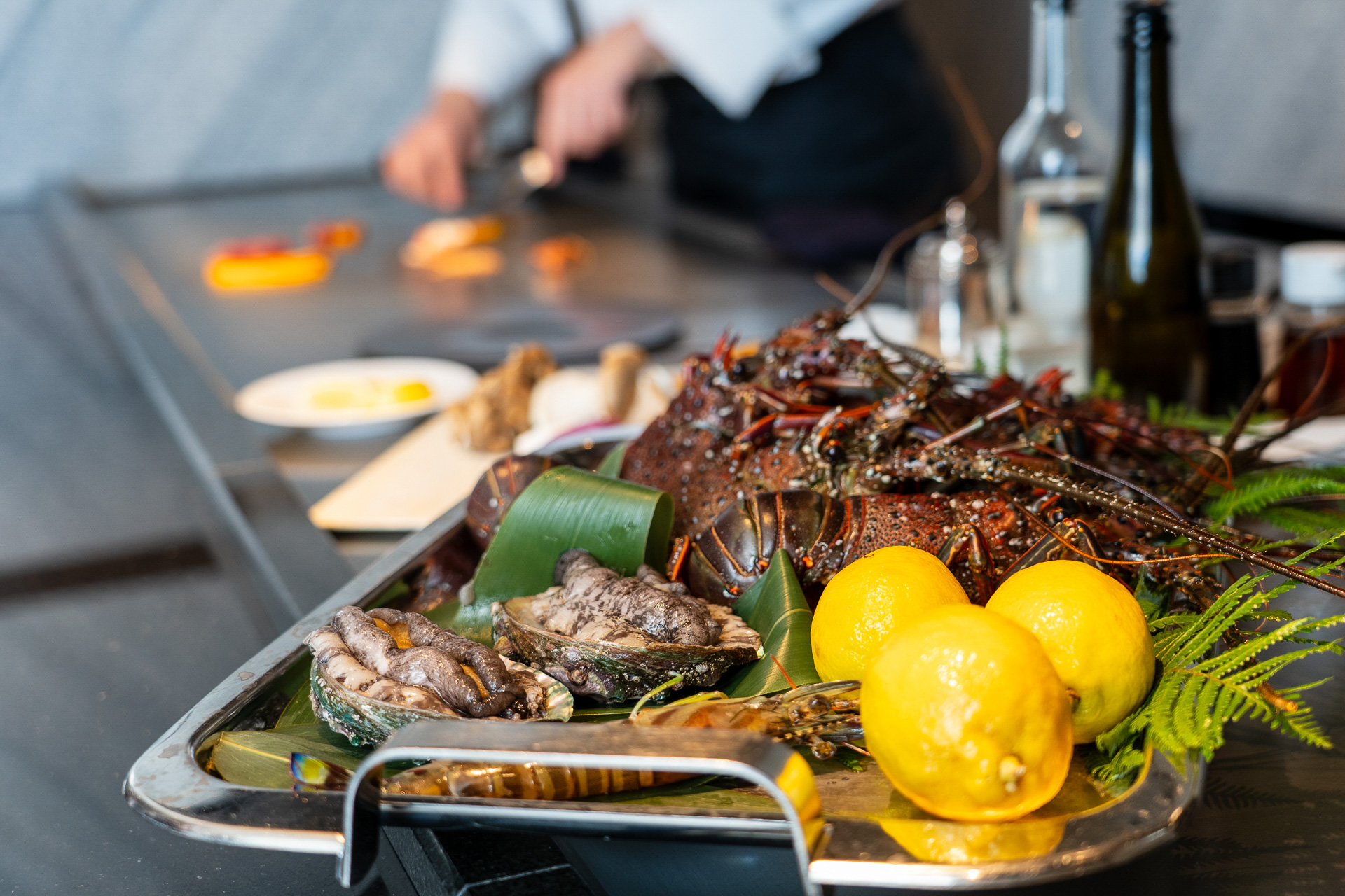 鉄板焼は席数6席のみ。伊勢海老やアワビ、シマエビなどをコースで楽しめる