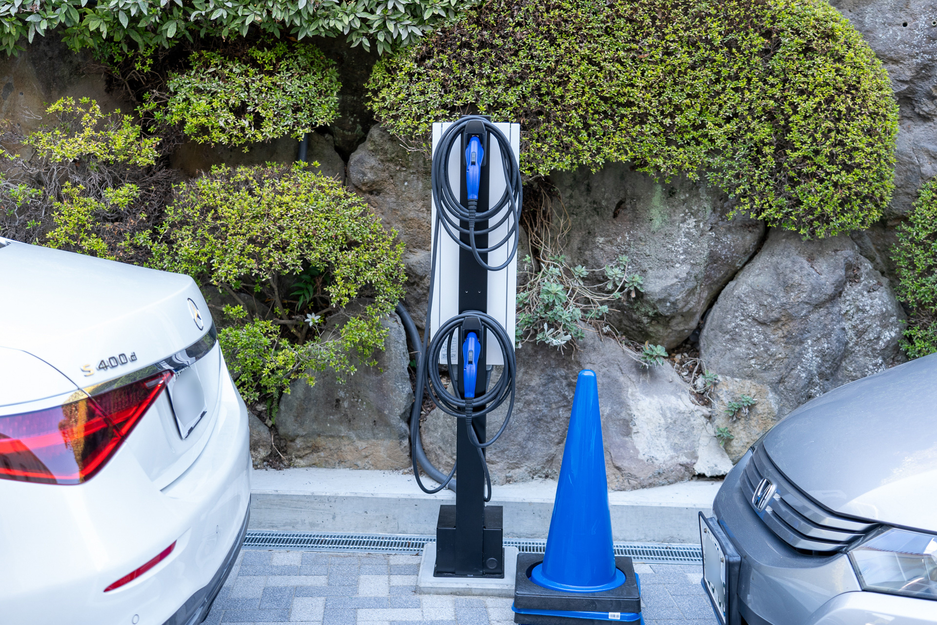 電気自動車の充電設備を完備している