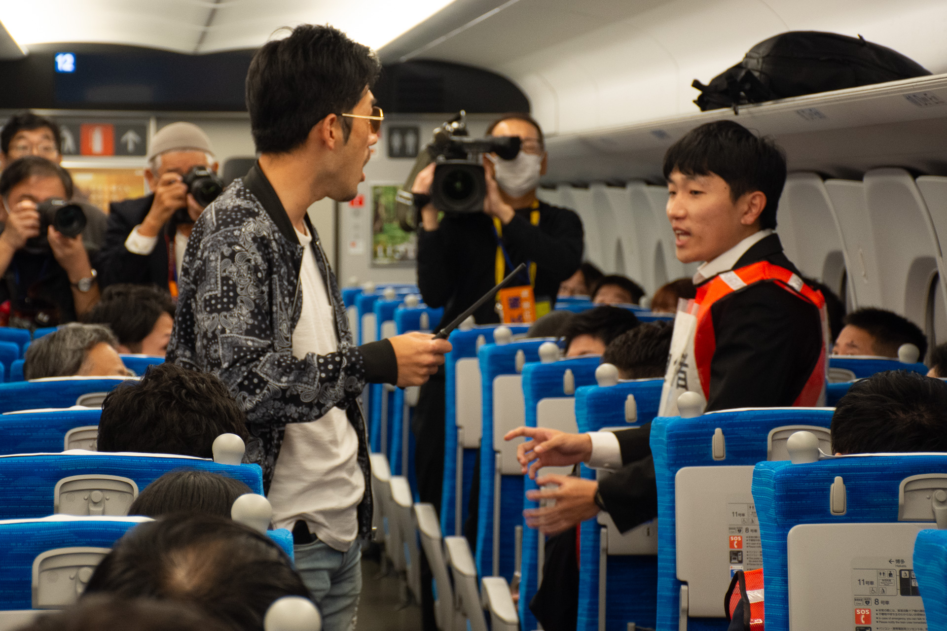 ヒートアップしてついに男が刃物を取り出す