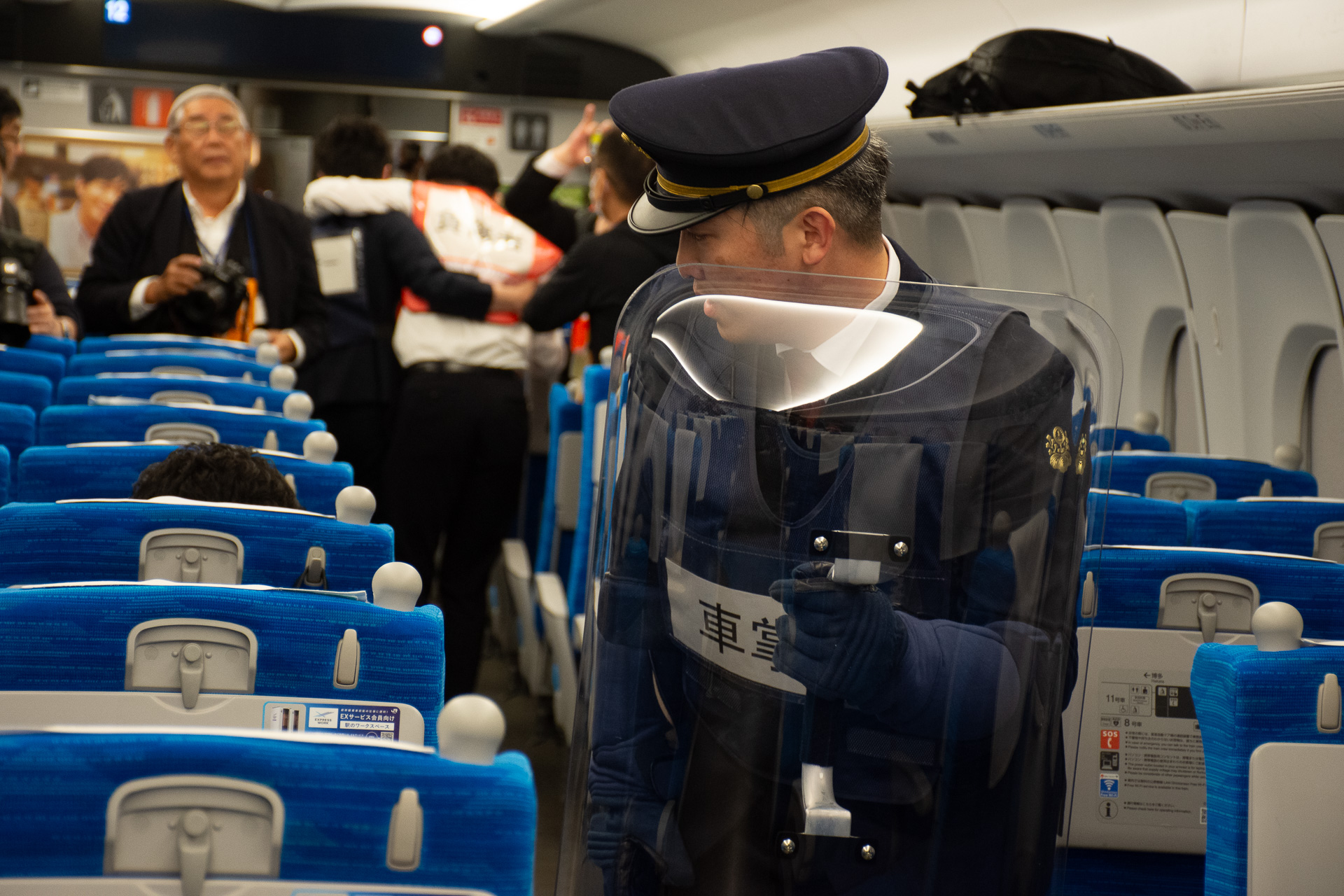 後方を確認しつつ不審者を牽制、救助を確認して退避した