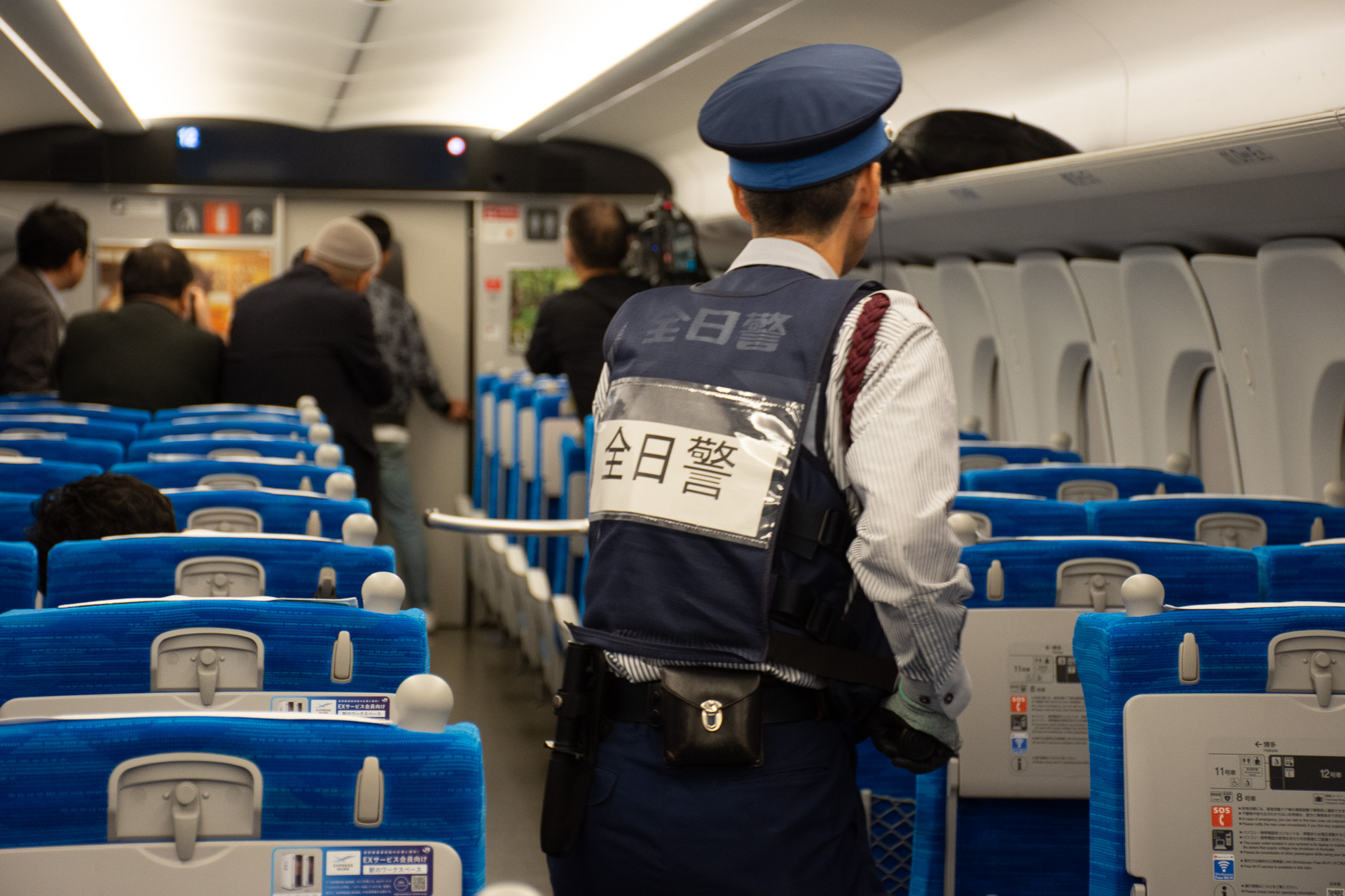 同様にさすまたを持った警備員が隙を作り、救出役が負傷者を運び出した