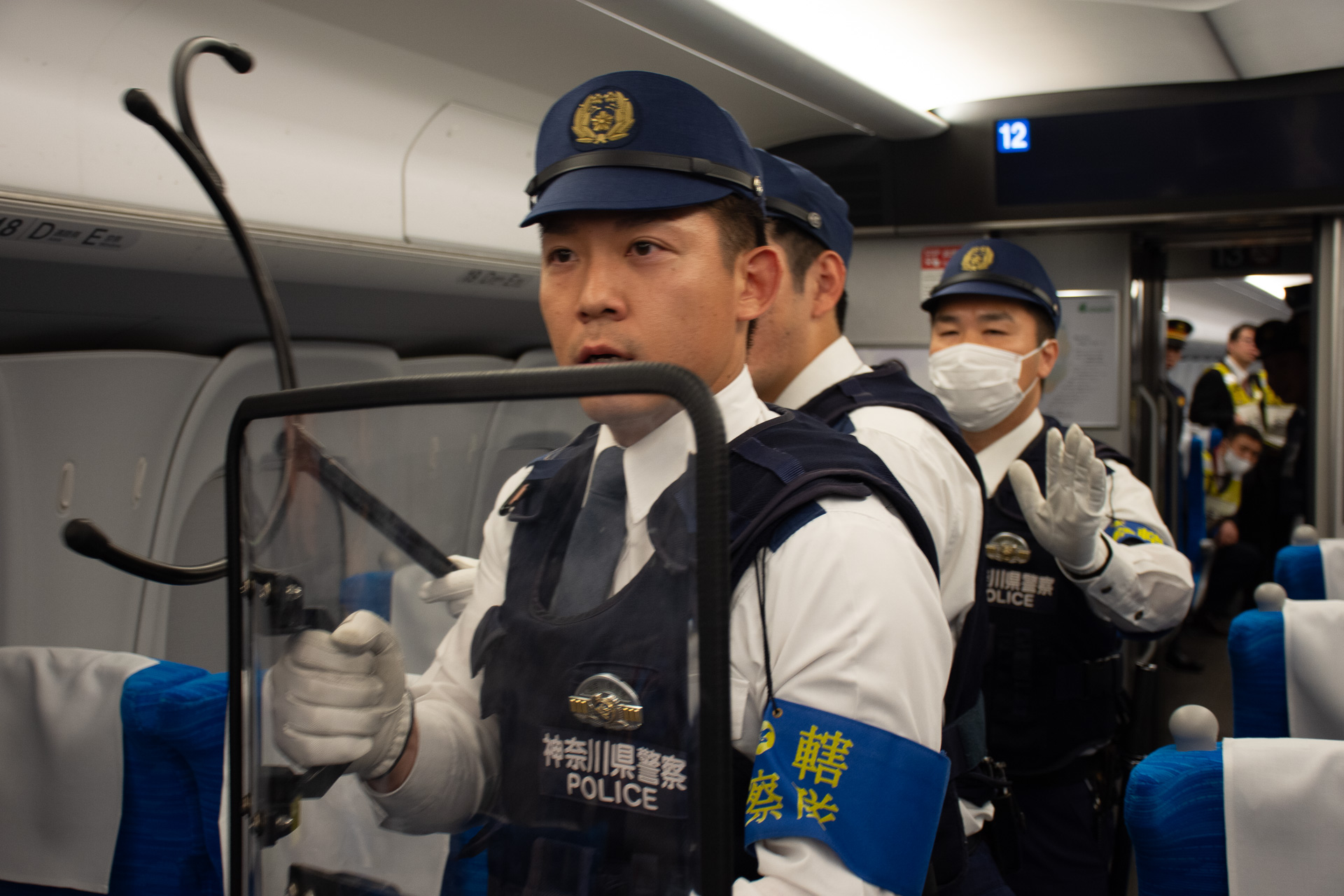 列車が駅に停まると警官が突入。男に投降を促す