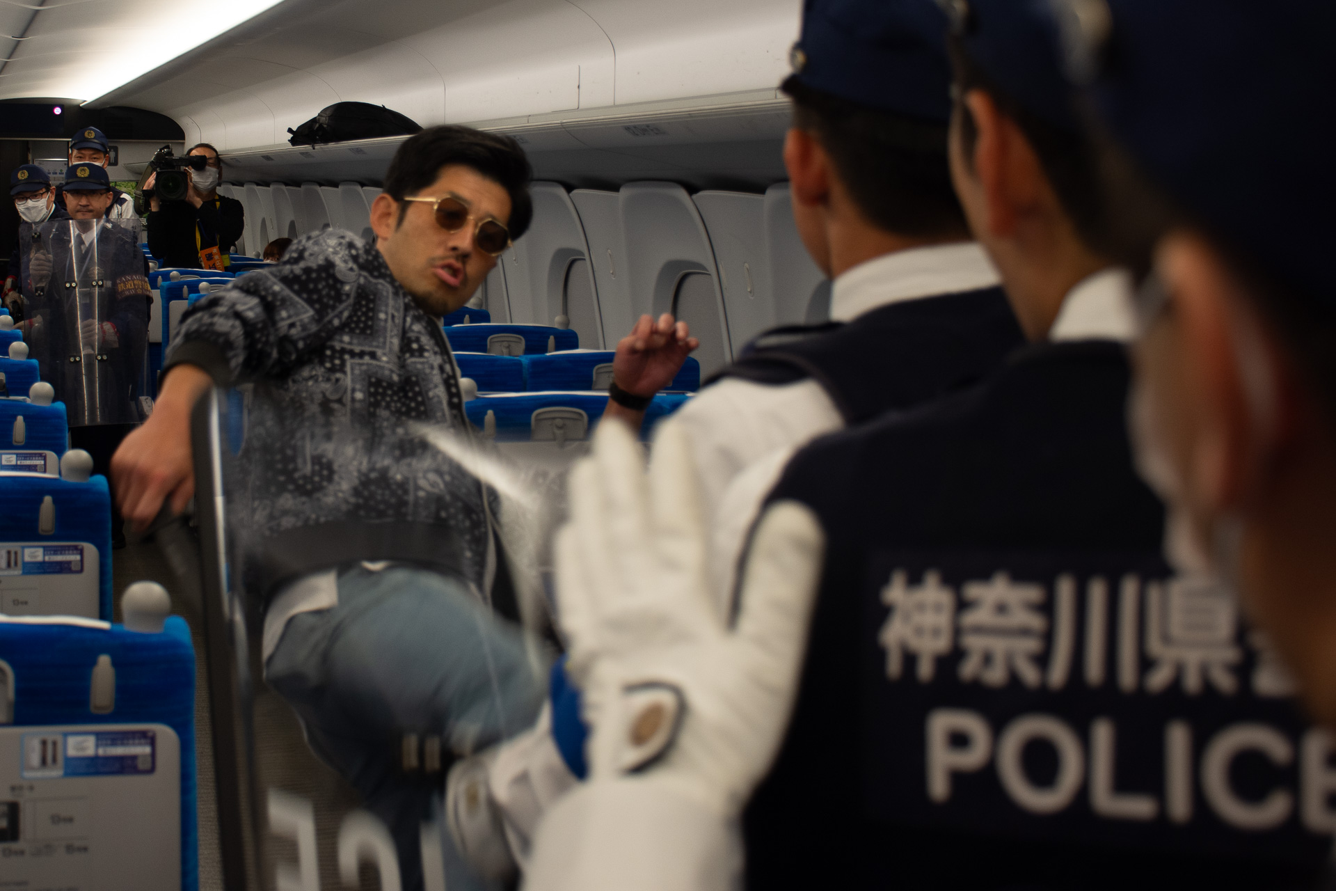 ナイフを振り回したり蹴りを入れたりと暴れる男を警官が確保して訓練が終了した