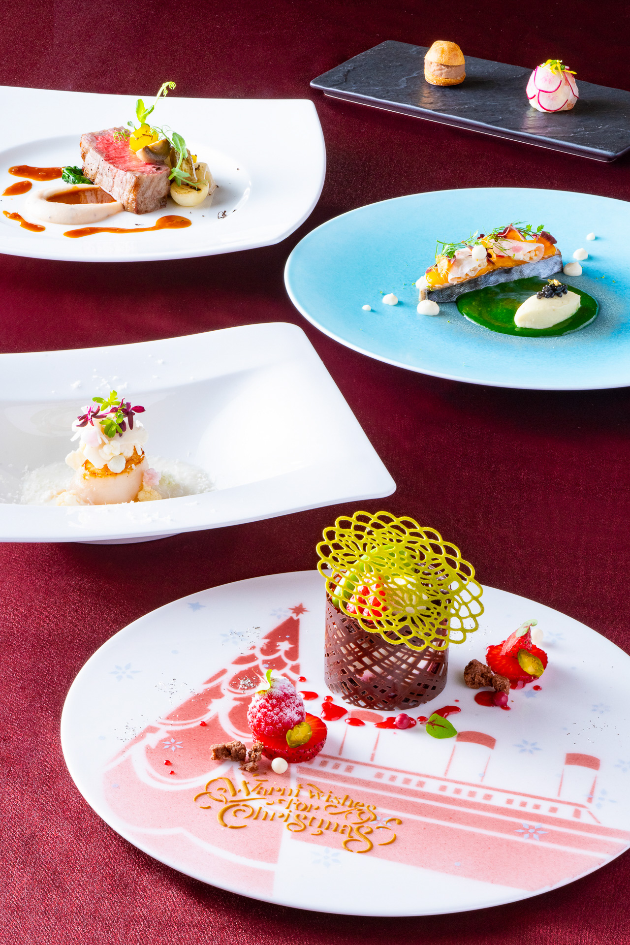 地中海料理レストラン「オチェーアノ」の「“ディズニー・クリスマス”スペシャルディナー シルバーノエル」（1万6500円）