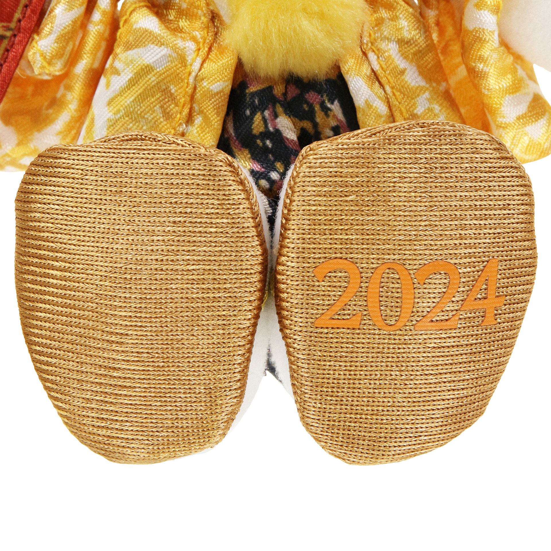 足裏には2024の年号も