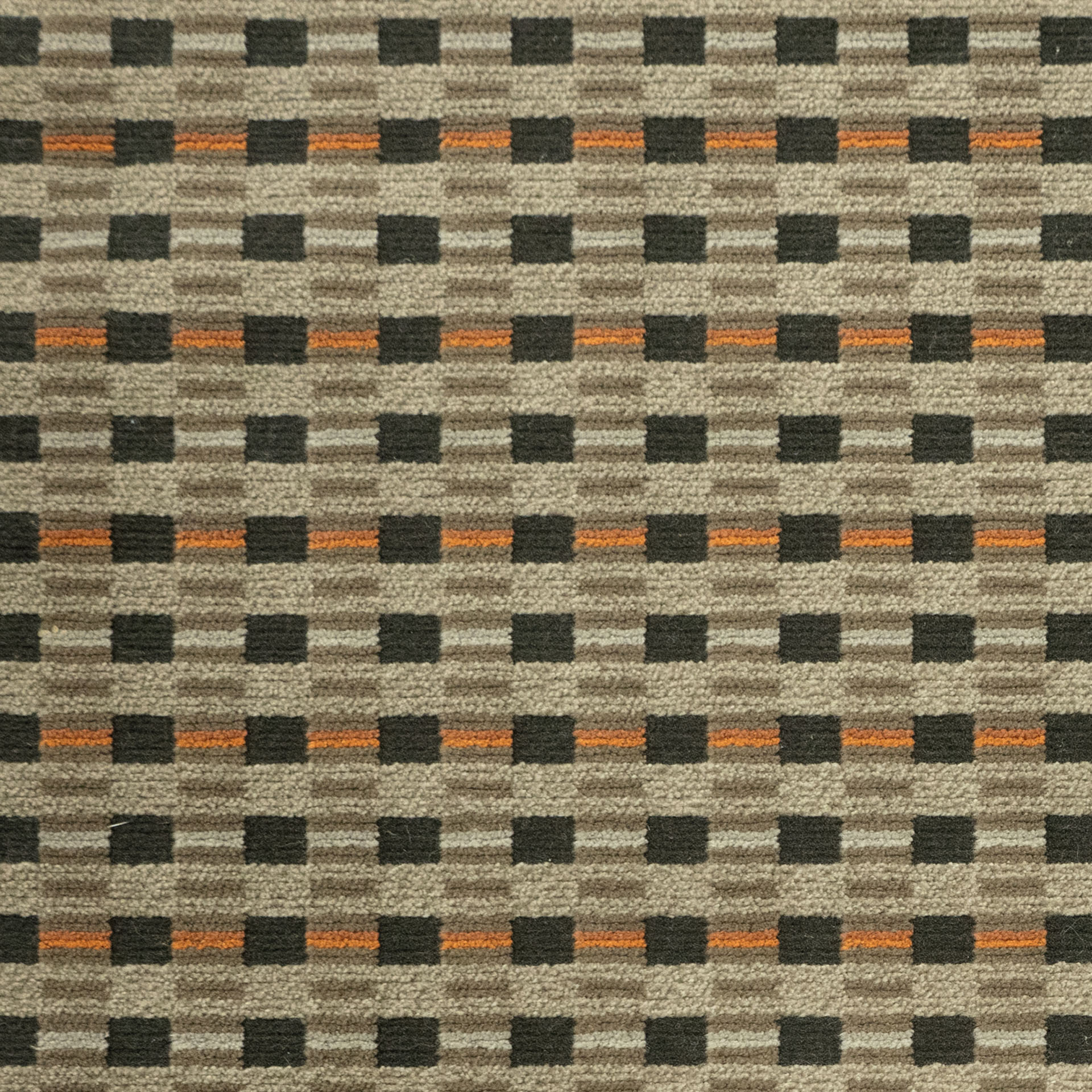 ブラウンと基調とした生地で、ダークブラウンのスクエアパターン部分の毛足が短くカットされている