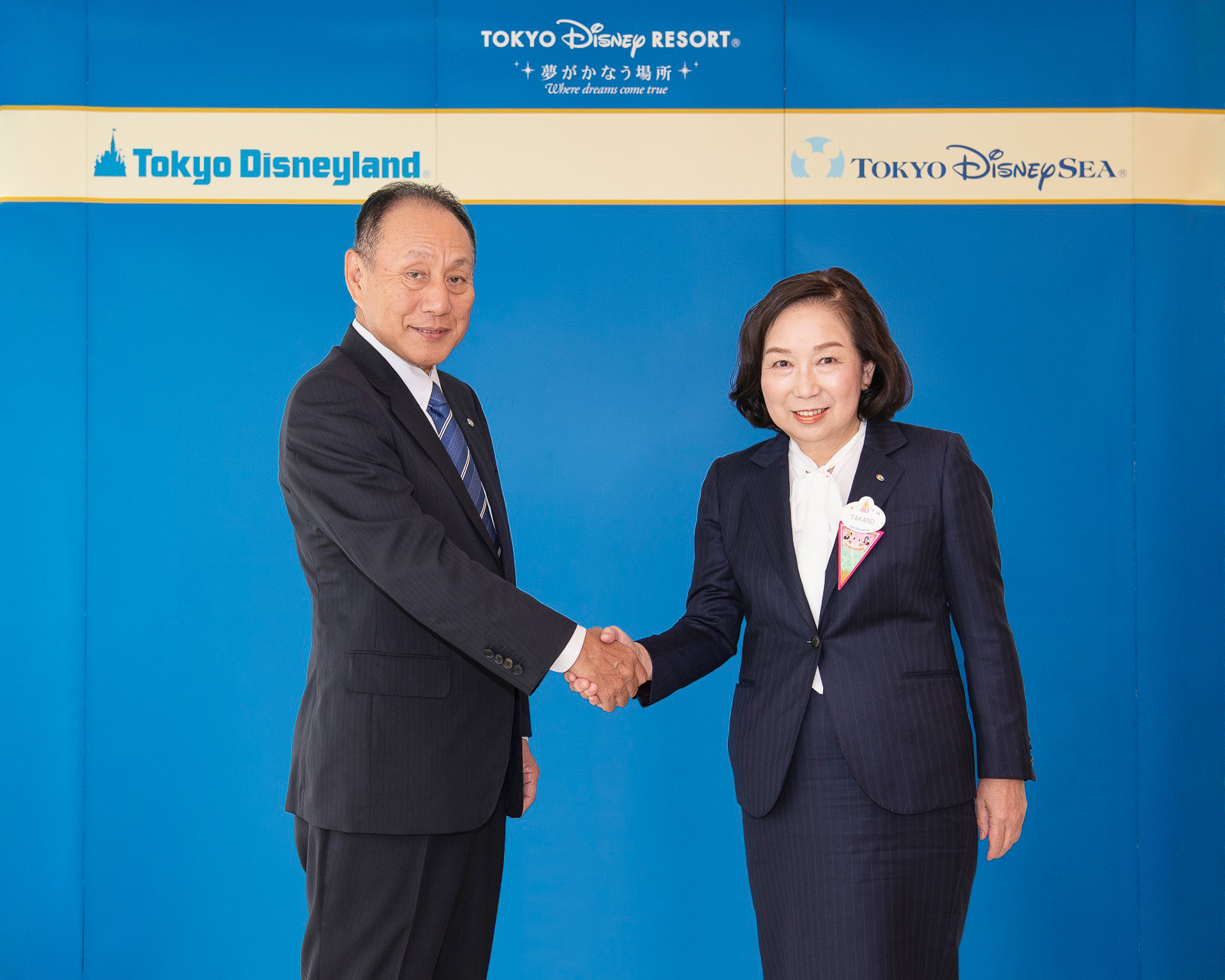 新アトラクション「アナとエルサのフローズンジャーニー」を大和ハウス工業株式会社が提供する。写真は、大和ハウス工業株式会社 代表取締役社長 芳井敬一氏、株式会社オリエンタルランド 代表取締役会長（兼）CEO 髙野由美子氏