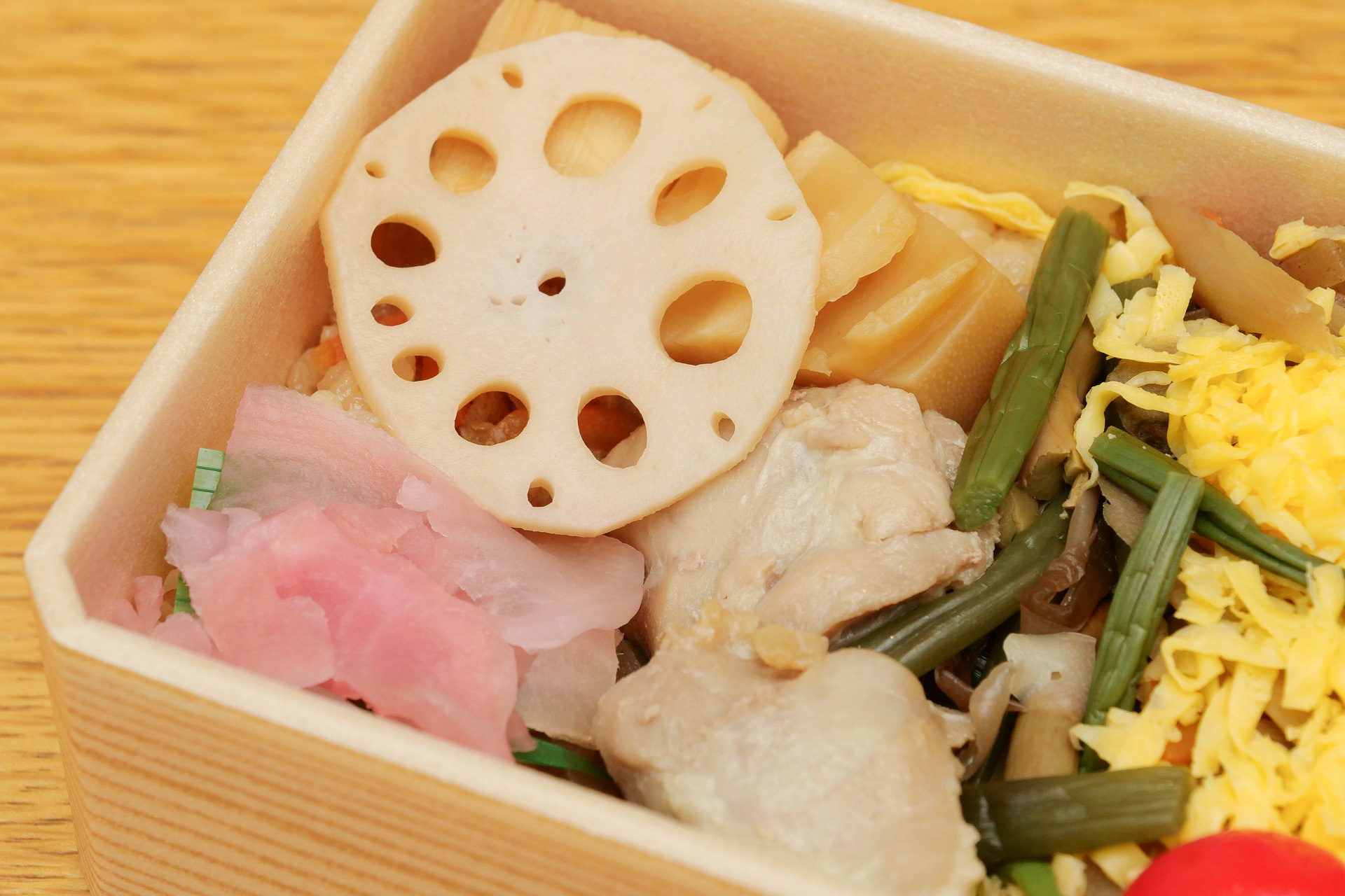 山菜や筍、鶏肉の煮物も甘めの味付け。酸味の強いれんこんの酢漬けはいいアクセントとなっている