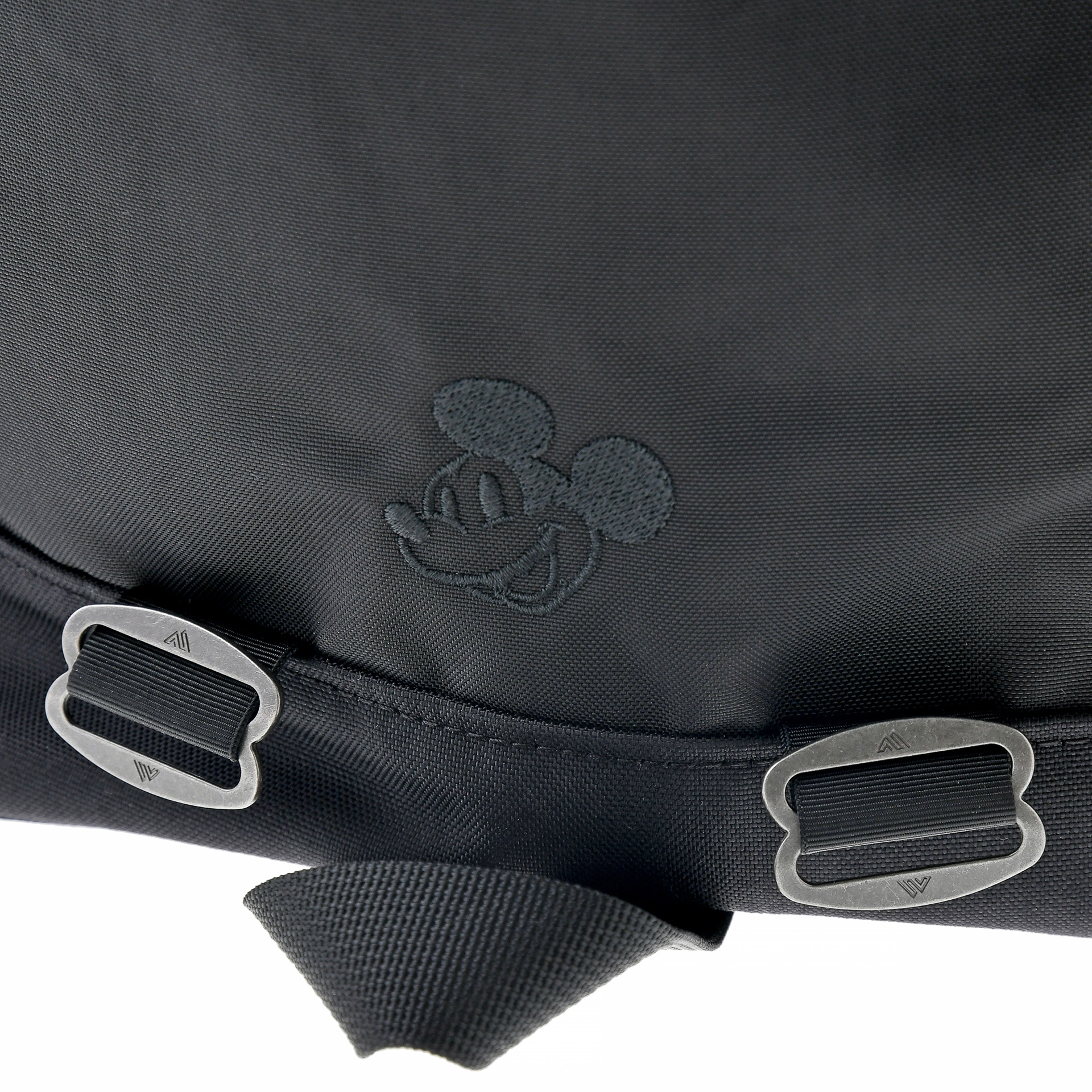 同系色で刺繍が施されている