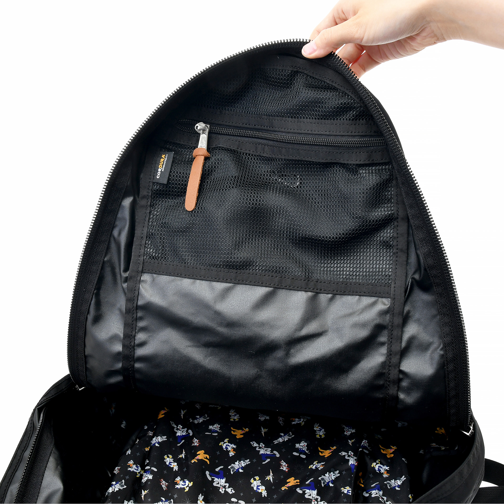 小物入れに使えるメッシュポケット