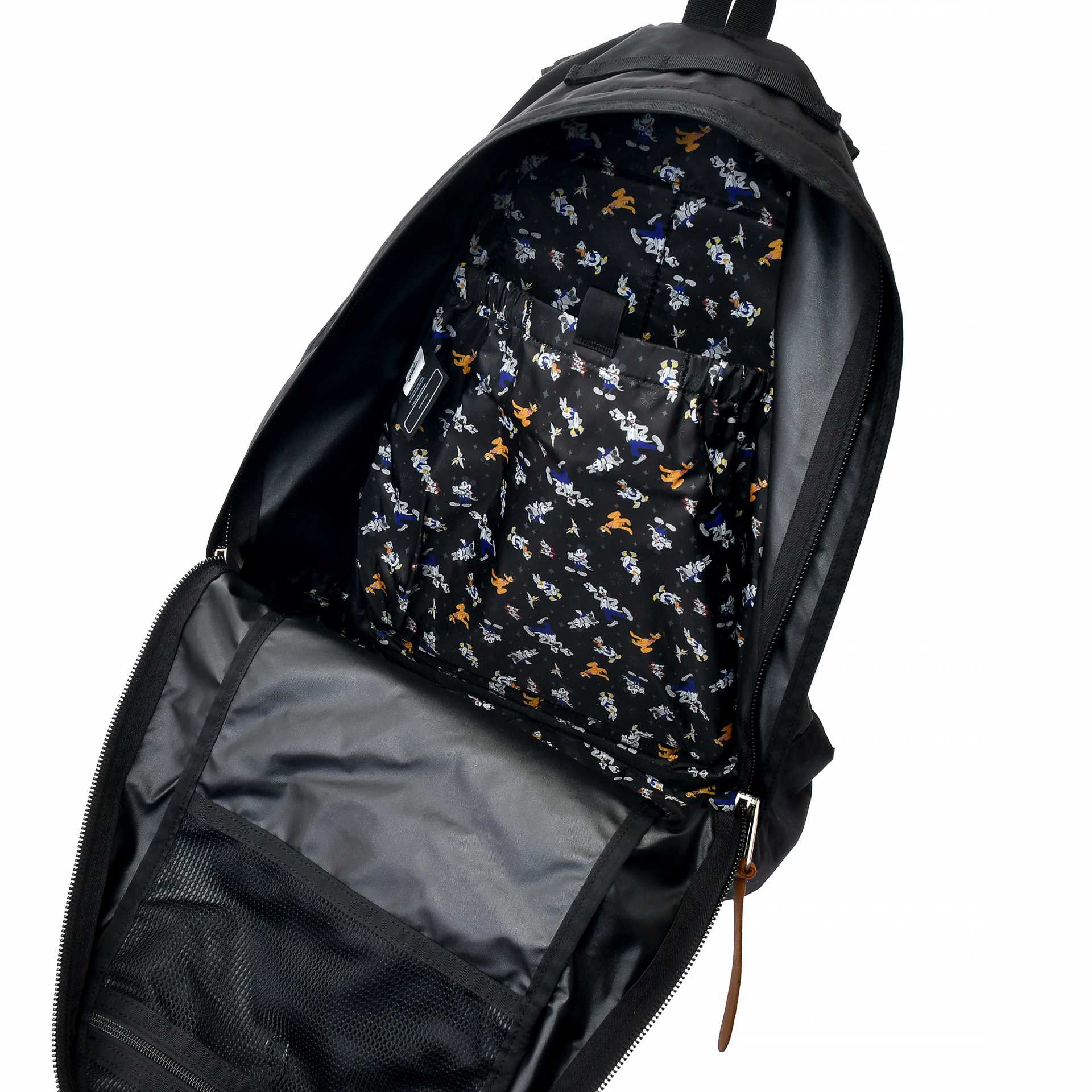 D100デザインの総柄生地を採用